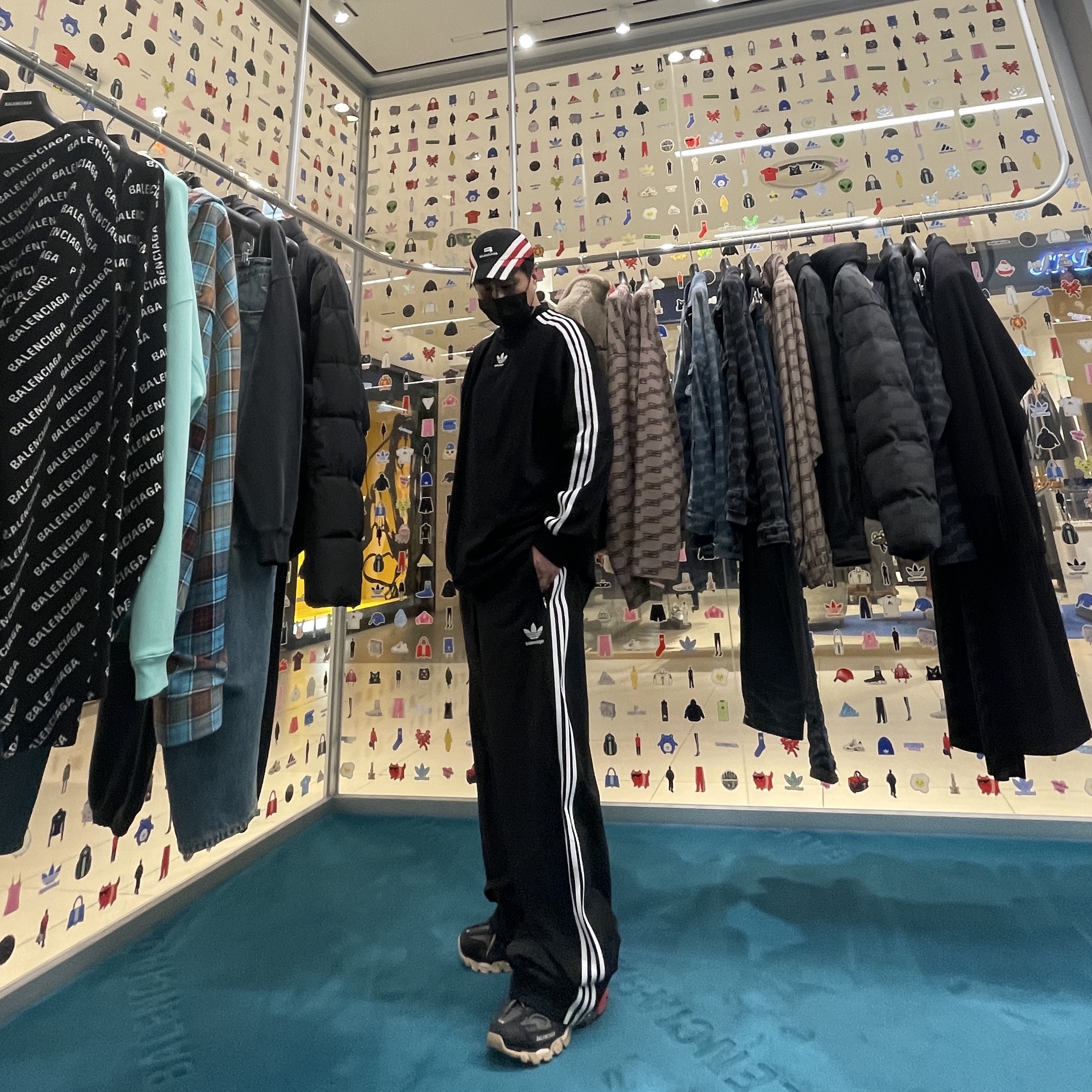 Balenciaga x Adidas Tracksuit Trousers Black, Balenciaga x Adidas Oversized Long Sleeve T-Shirt Black 착용 스타일