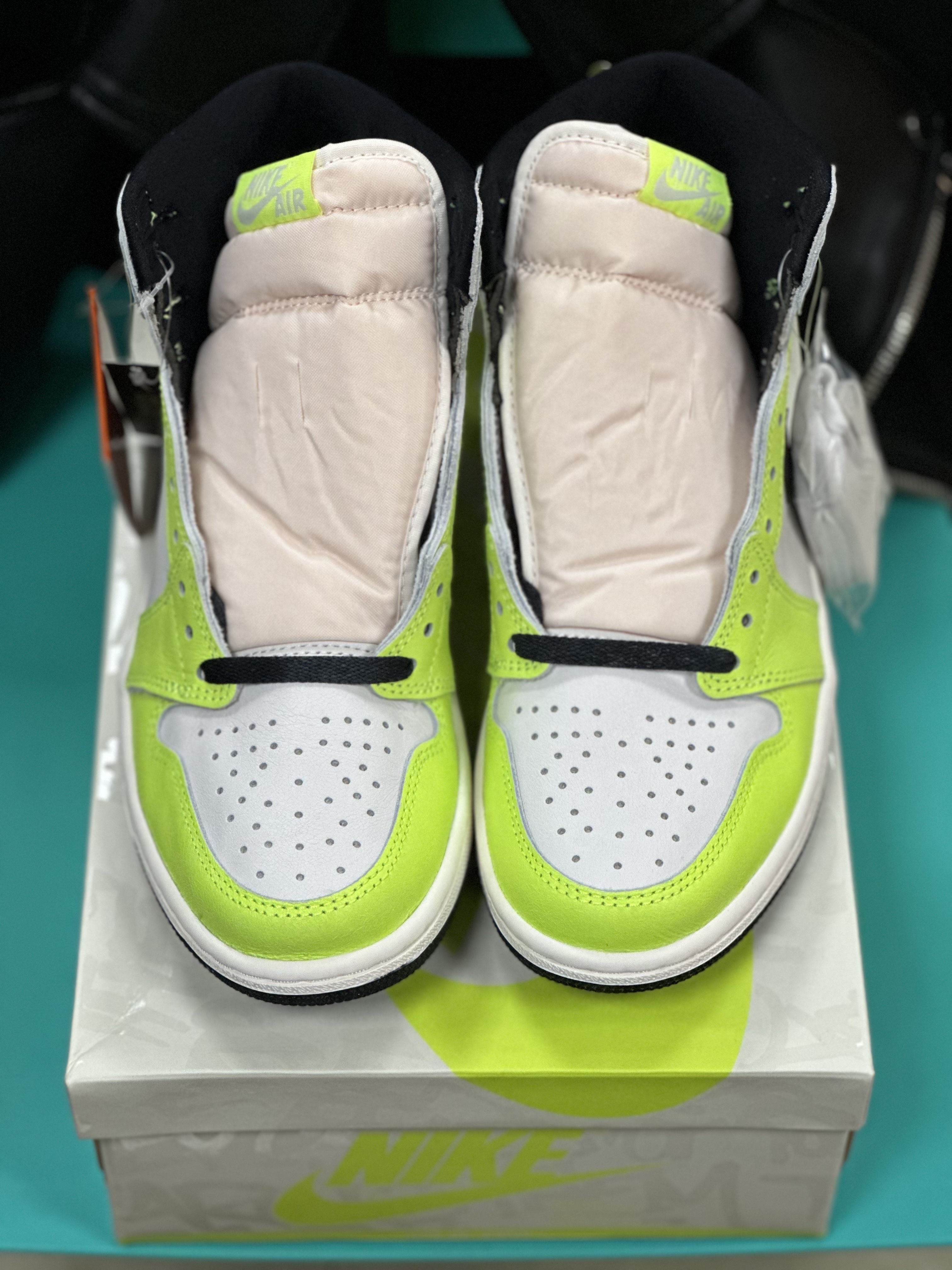 Jordan 1 Retro High OG Volt 착용 스타일 - 1