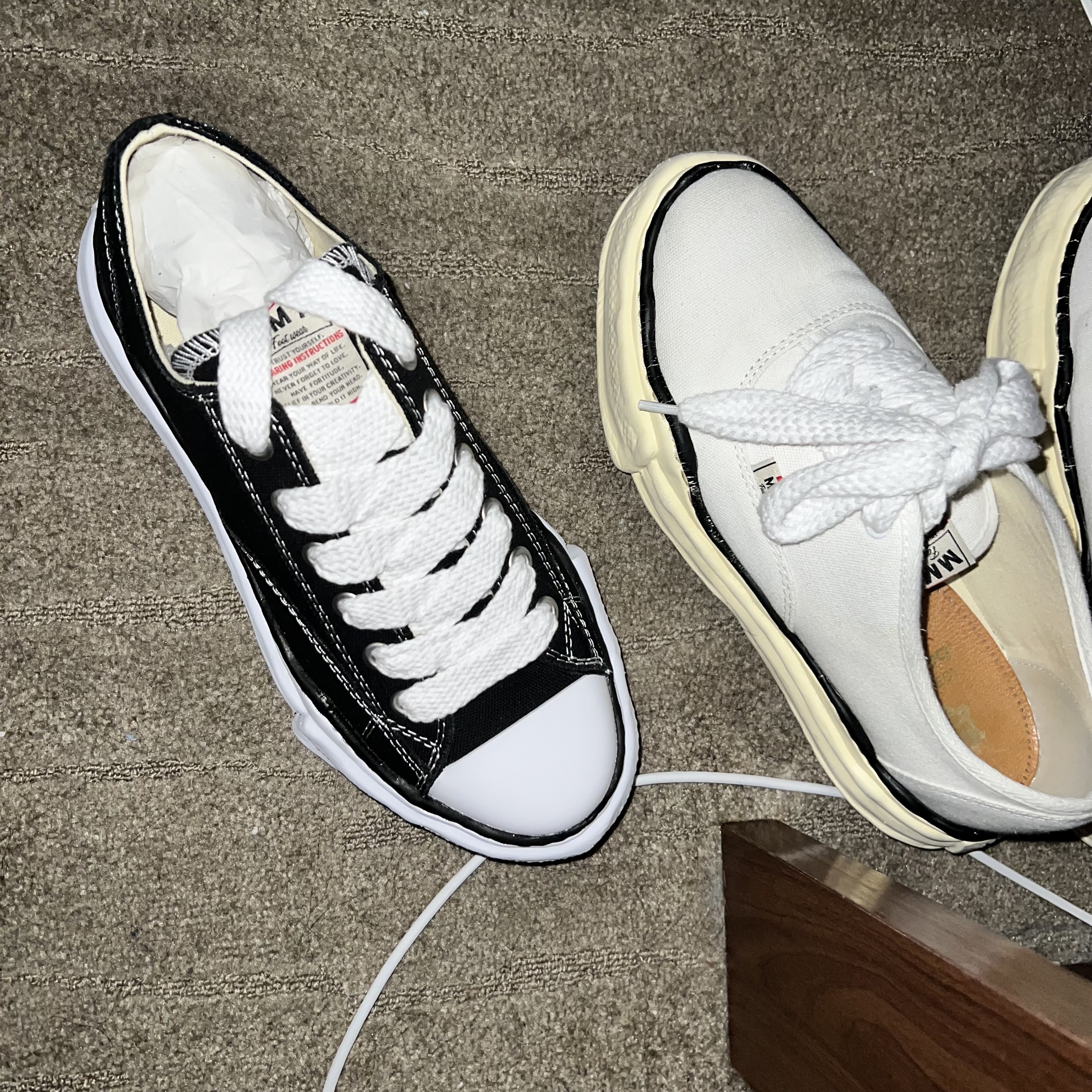 Maison Mihara Yasuhiro Peterson OG Sole Canvas Low Sneakers Black, Maison Mihara Yasuhiro Baker OG Sole OD Canvas Low-top Sneakers White 착용 스타일