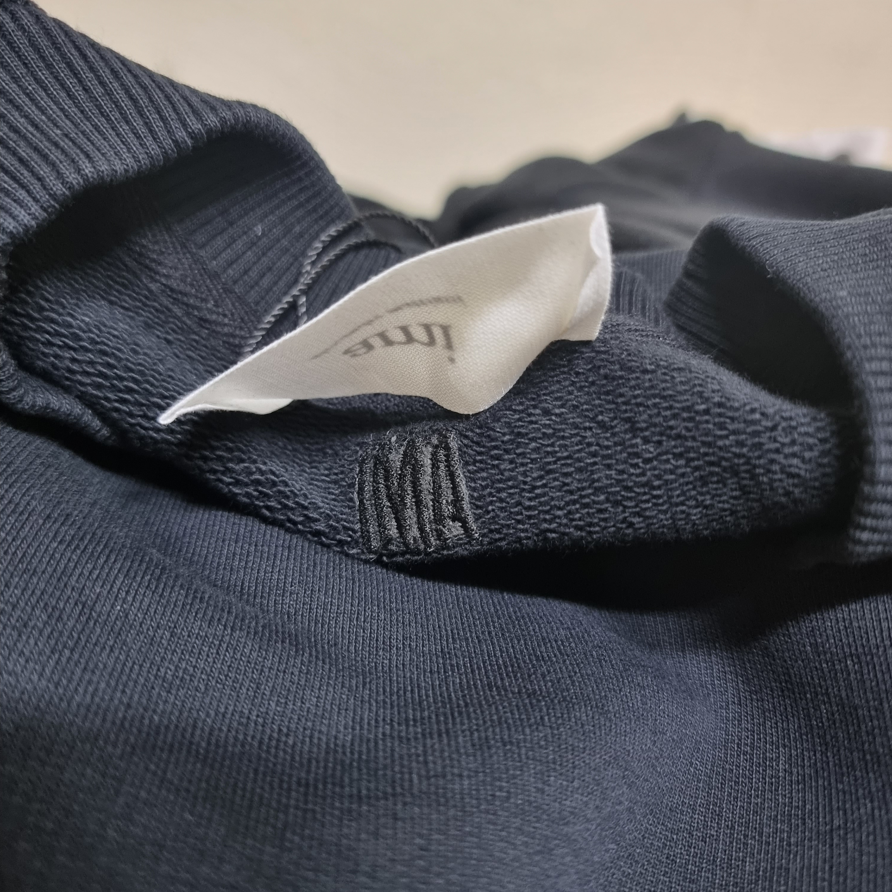 AMI de Coeur Sweatshirt Black 착용 스타일 - 2