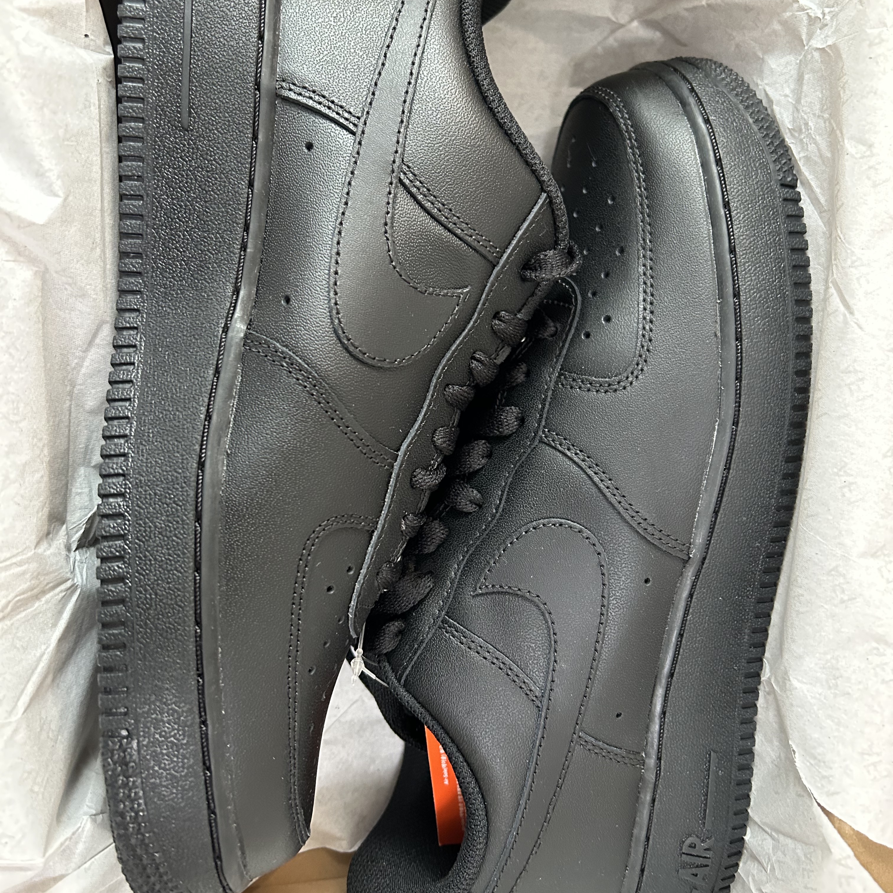 Nike Air Force 1 '07 Low Triple Black 착용 스타일 - 1
