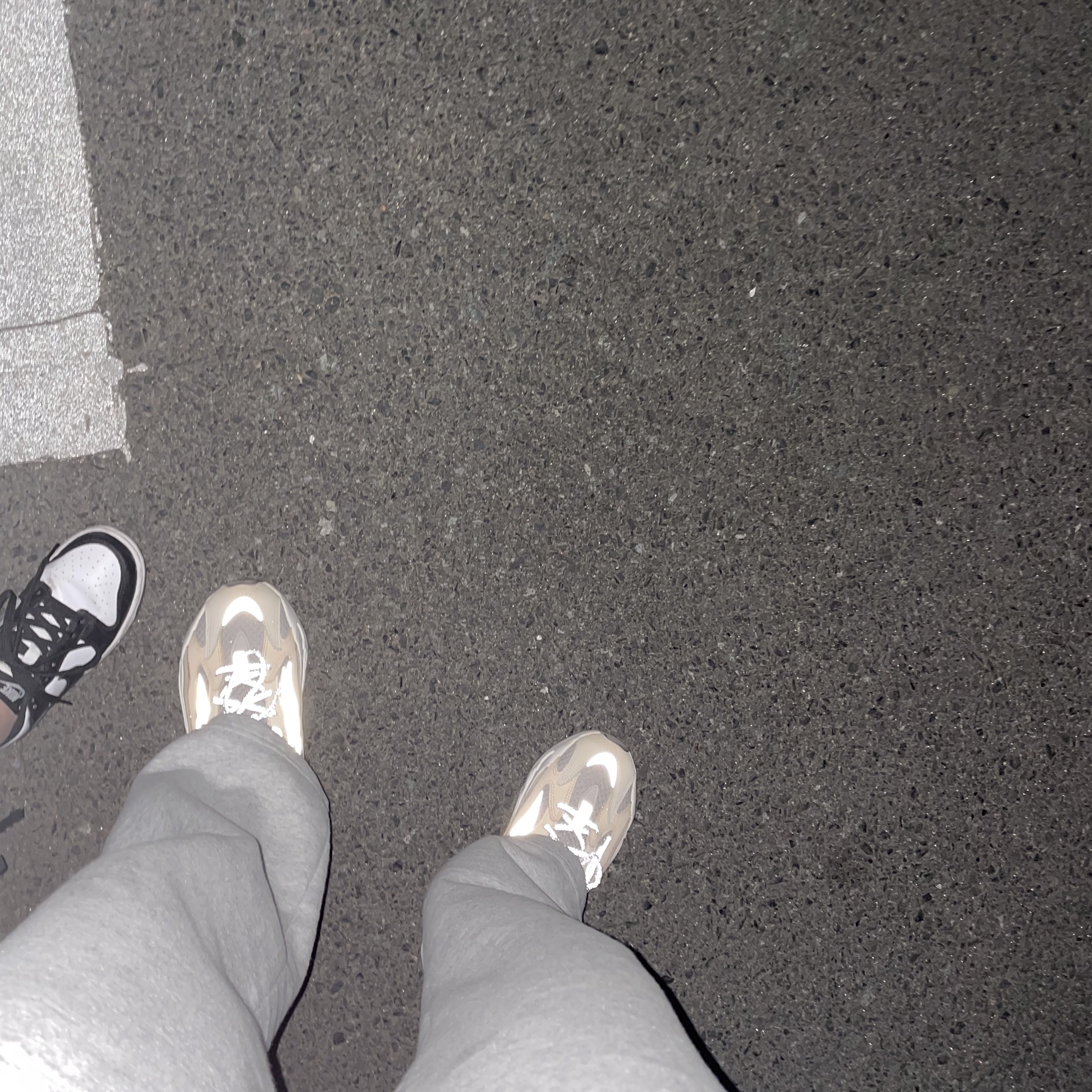 Adidas Yeezy Boost 700 V2 Cream, (W) Nike Dunk Low Black 착용 스타일