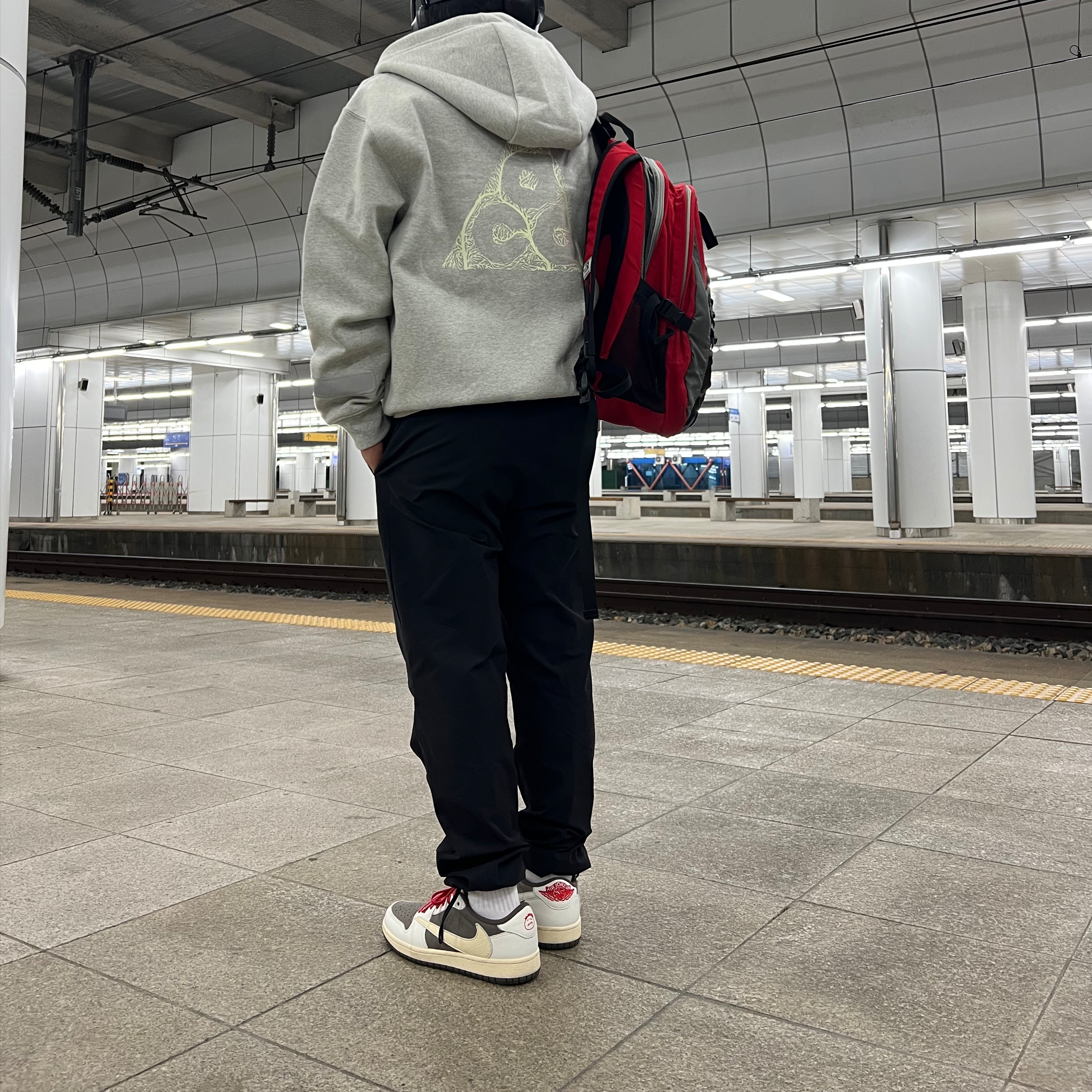 Jordan 1 x Travis Scott Retro Low OG SP Sail and Ridgerock, Nike ACG Therma-Fit Fleece Full Zip Hoodie Airora Grey Heather - Asia 착용 스타일
