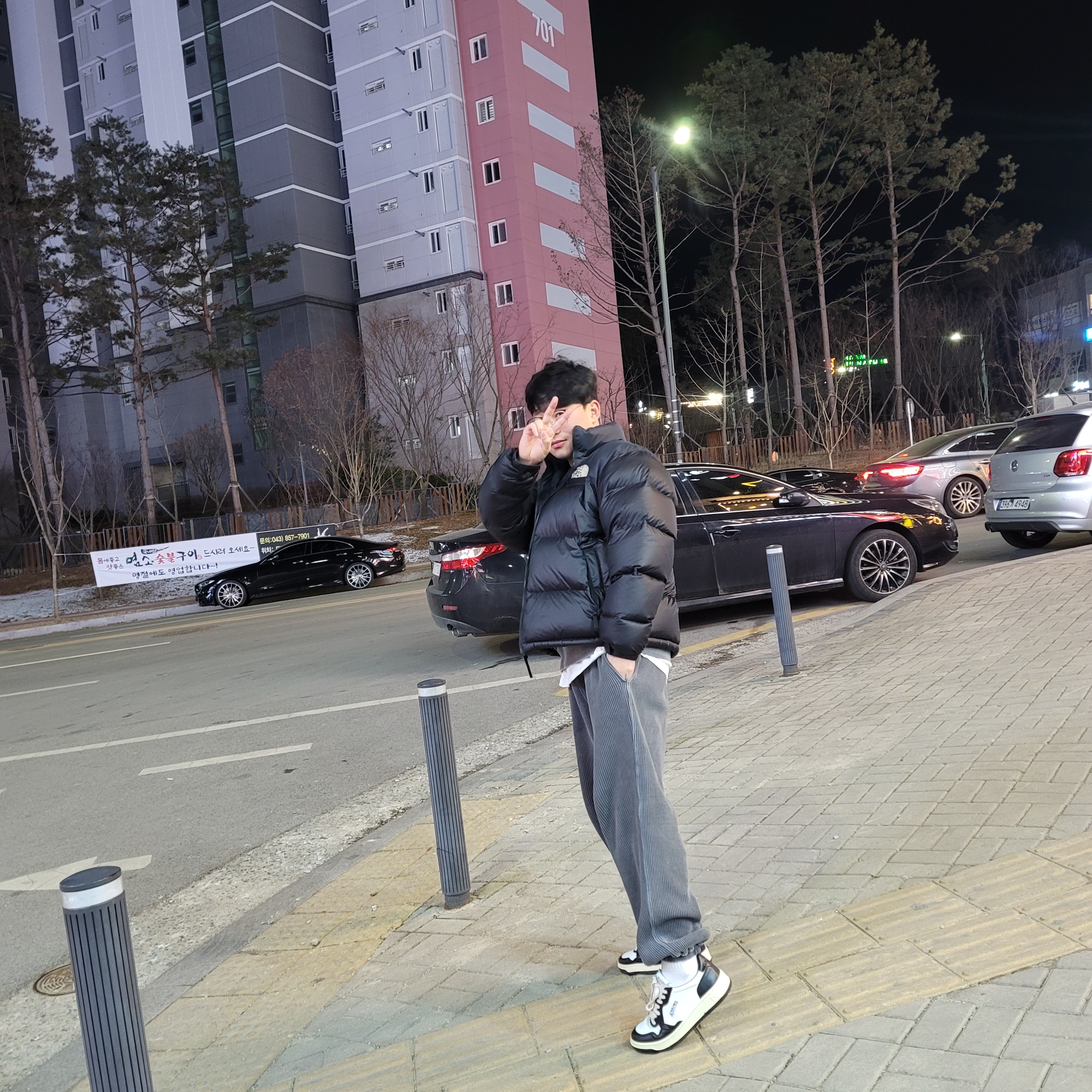 Autry Medalist Low Leather Sneakers Black White, The North Face 1996 Eco Nuptse Jacket Black 착용 스타일