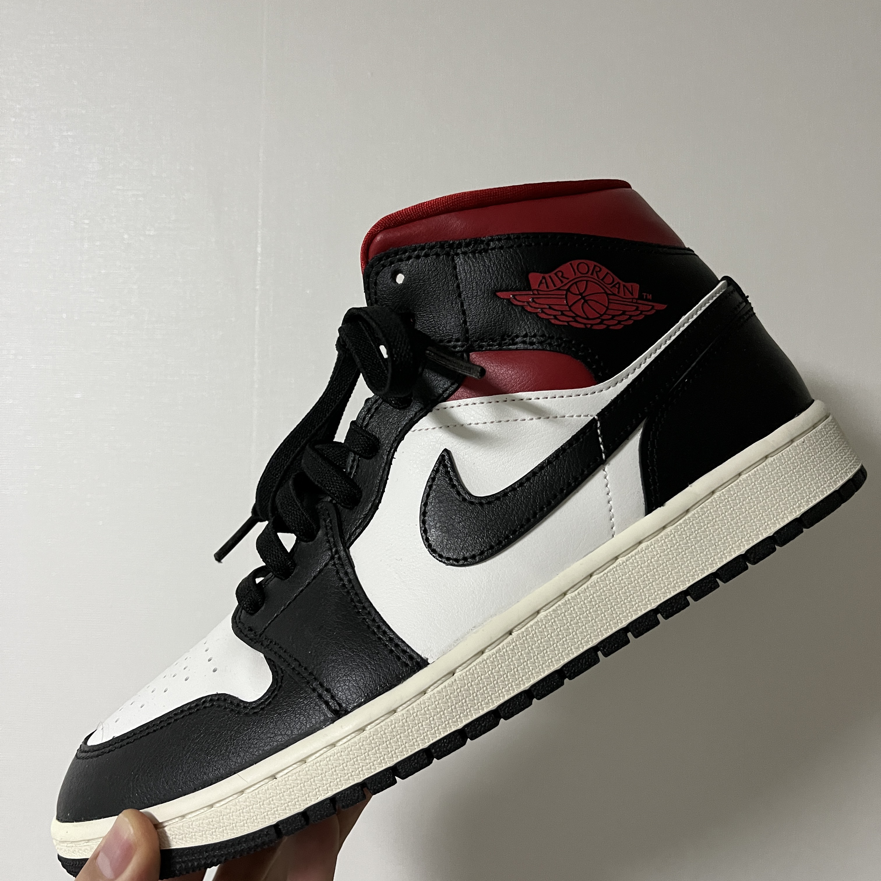 (W) Jordan 1 Mid Black Gym Red 착용 스타일 - 1