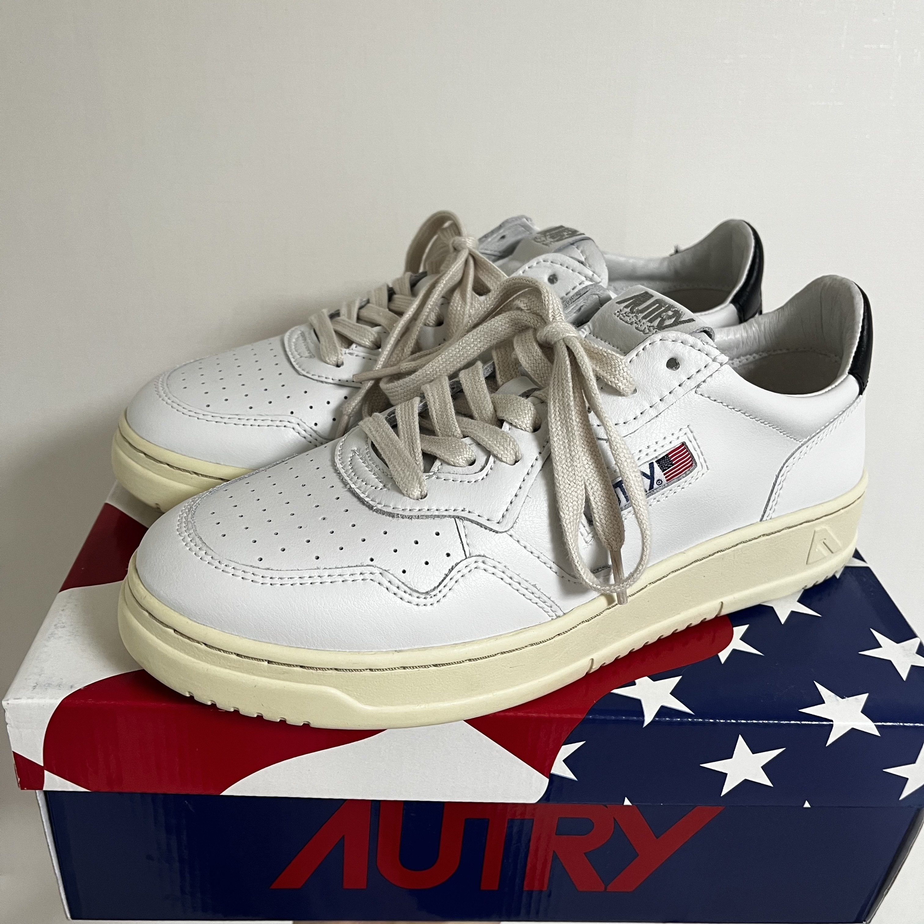 Autry Medalist Low Leather Sneakers White Black 착용 스타일 - 1