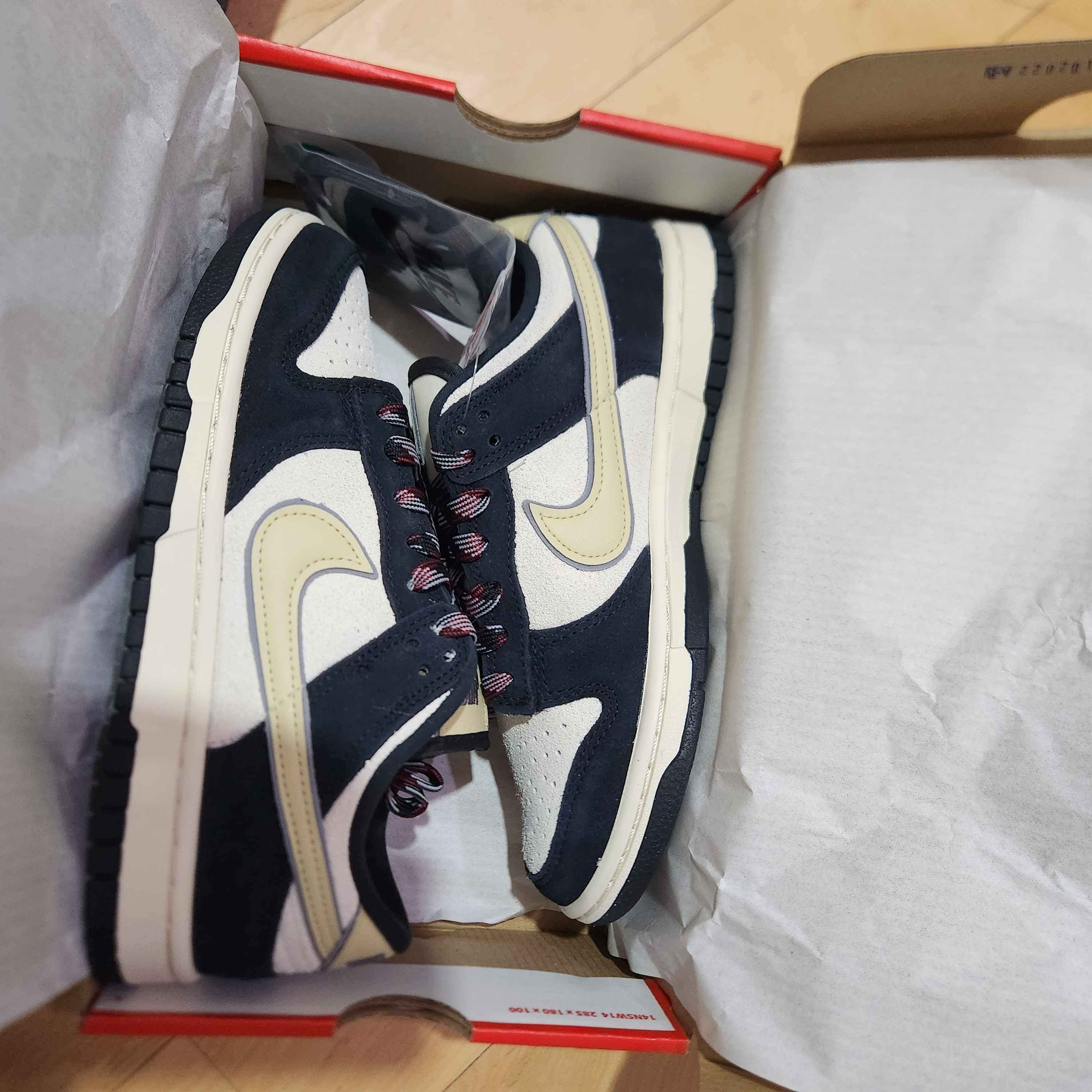 (W) Nike Dunk Low LX Black Suede 착용 스타일 - 1