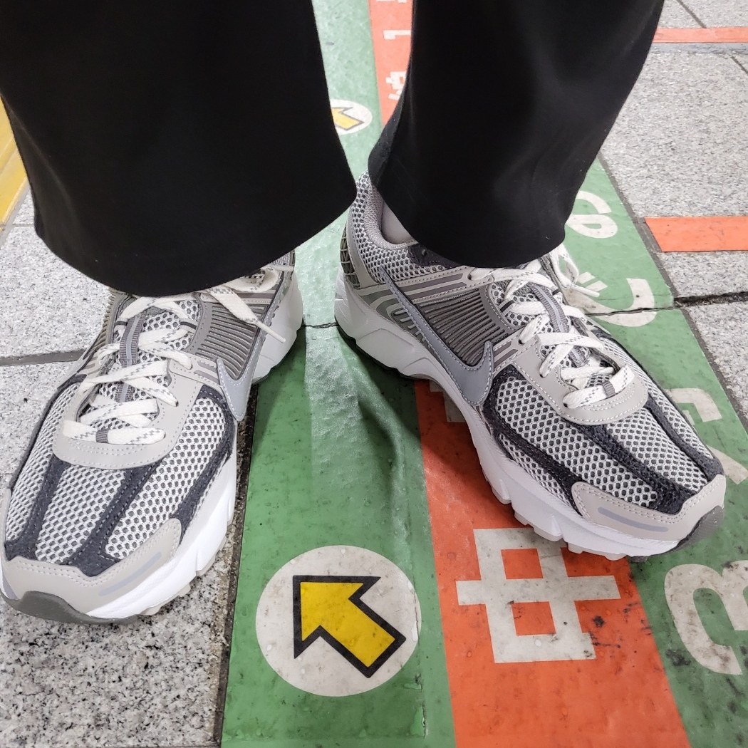 Nike Zoom Vomero 5 PRM Light Iron Ore and Flat Fewter 착용 스타일