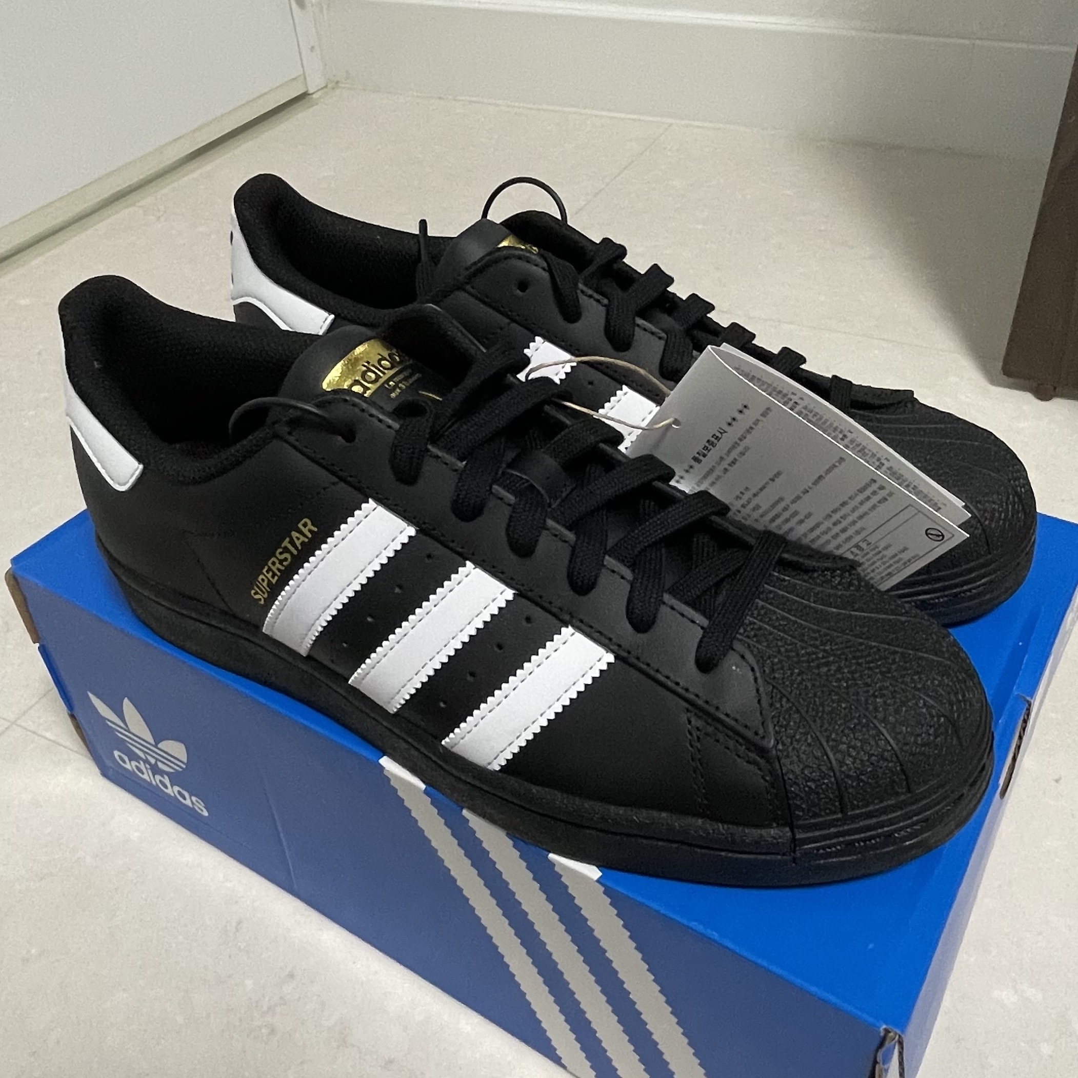 Adidas Superstar Core Black White 착용 스타일 - 2