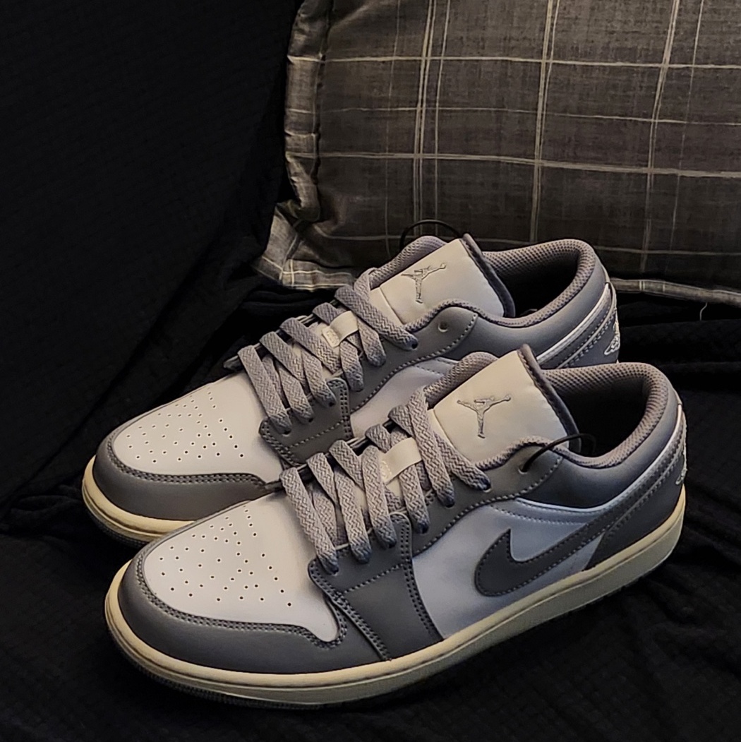 Jordan 1 Low Stealth and White 착용 스타일 - 1