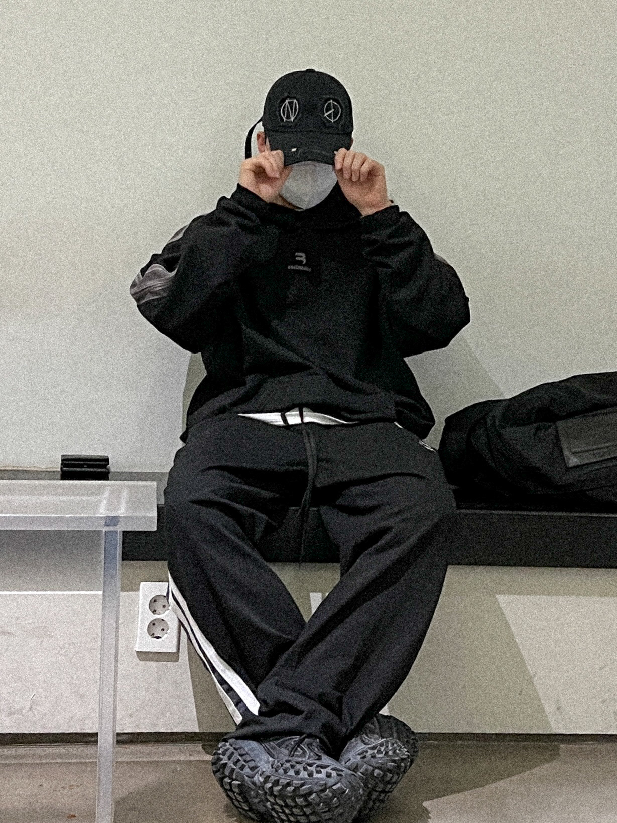 Balenciaga Sporty B Hoodie Black, Balenciaga Sporty B Track Pants Black 착용 스타일 - 3
