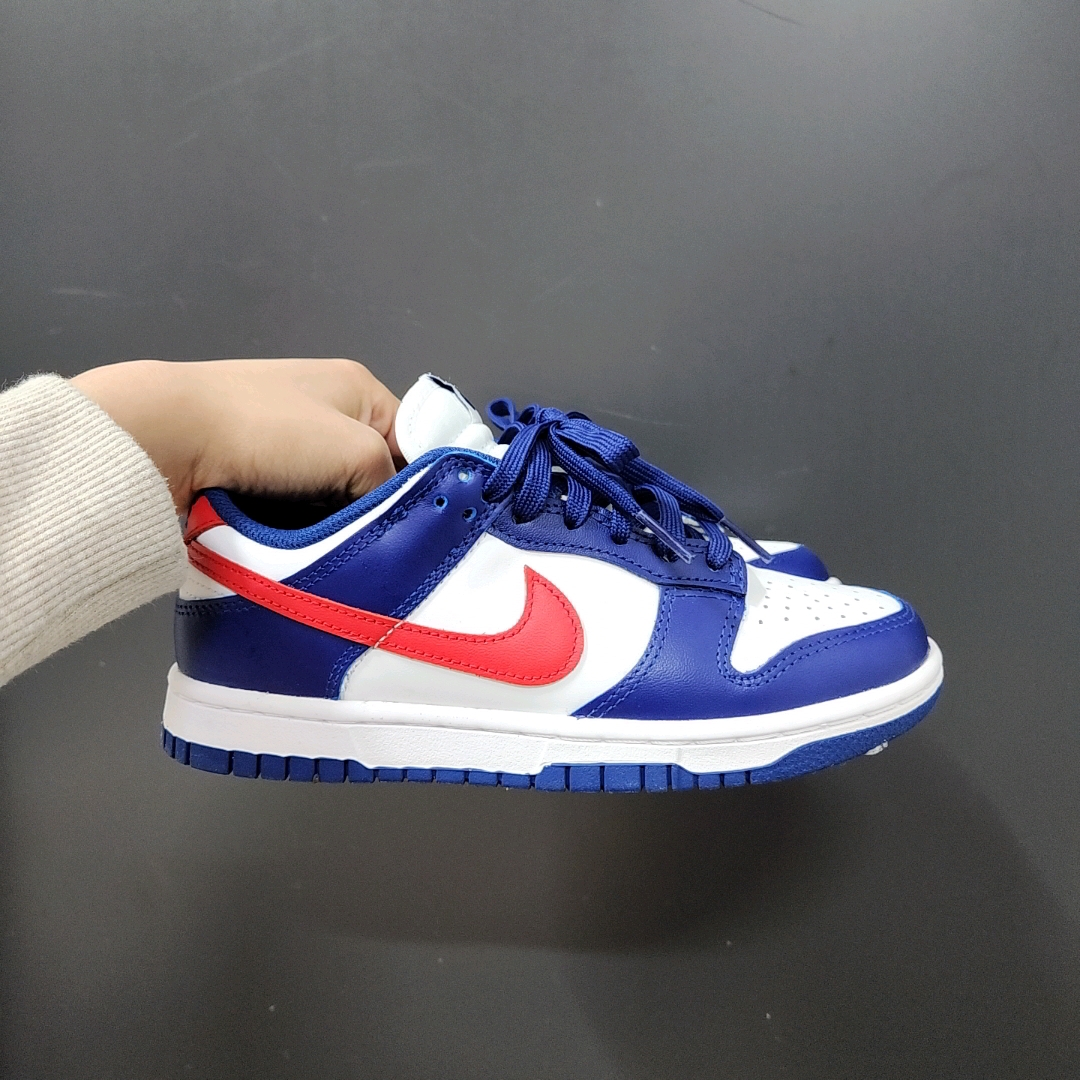 (W) Nike Dunk Low White and University Red, (GS) Jordan 1 Low Stealth and White 착용 스타일 - 1