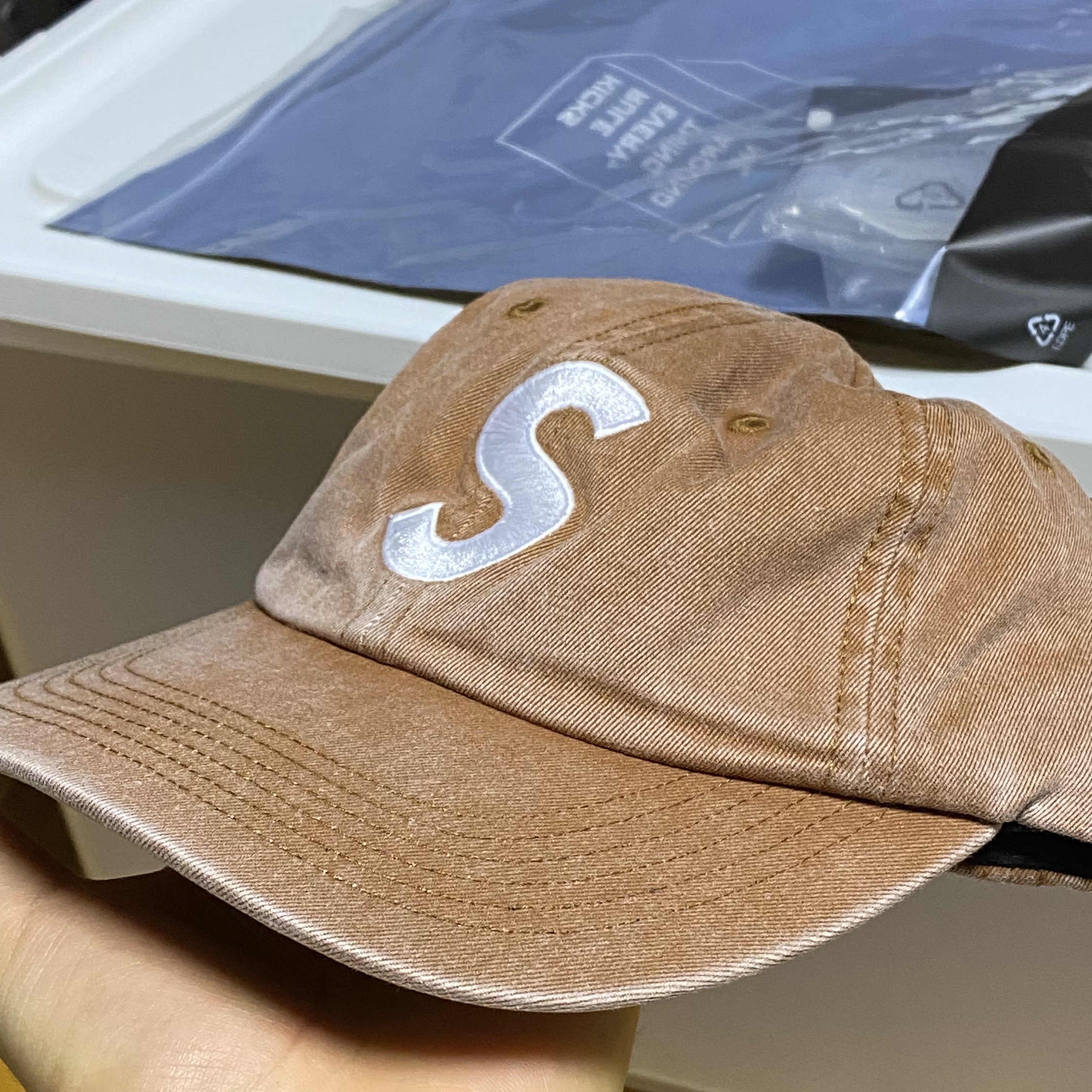 Supreme Pigment Print S Logo 6-Panel Tan - 22FW 착용 스타일