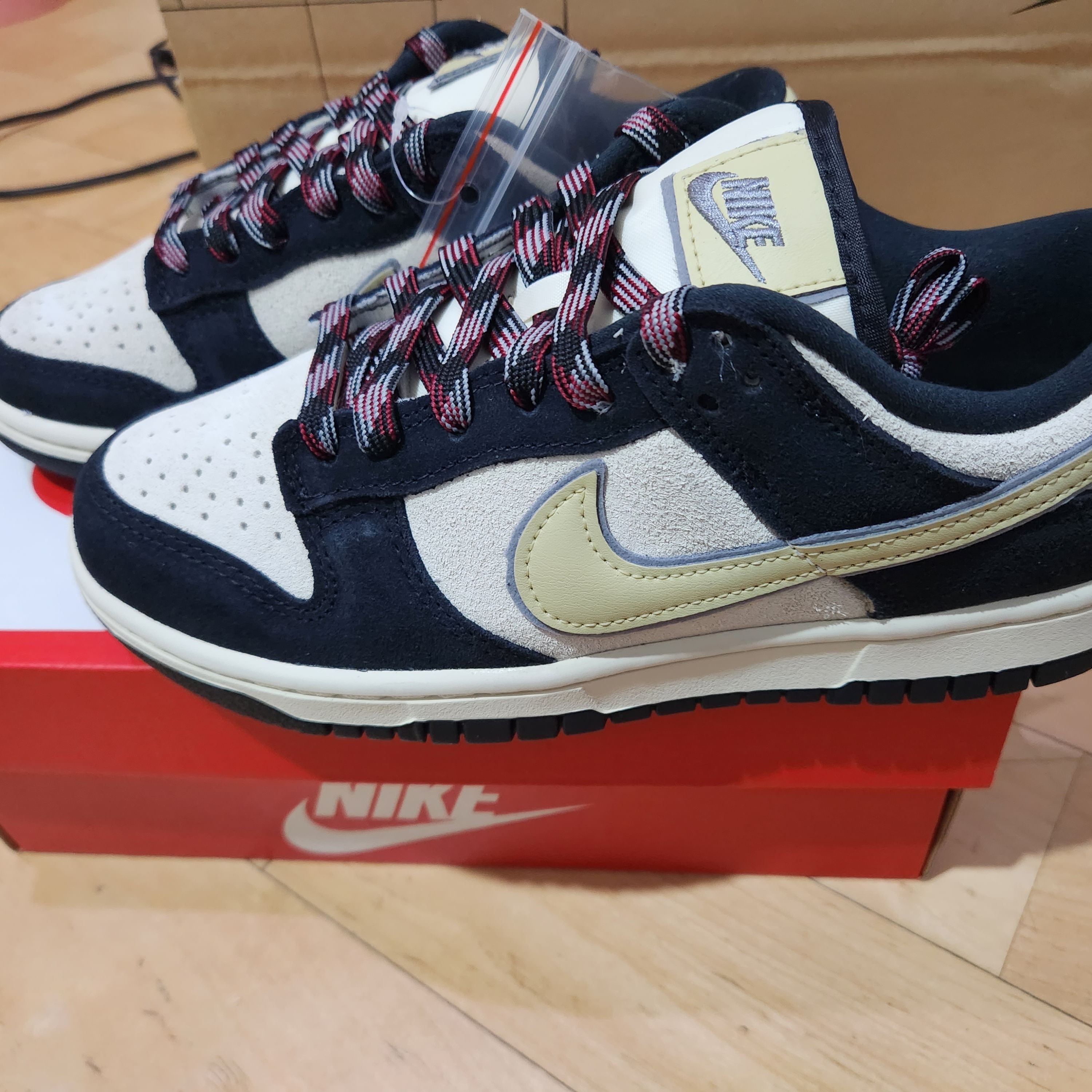 (W) Nike Dunk Low LX Black Suede 착용 스타일 - 2