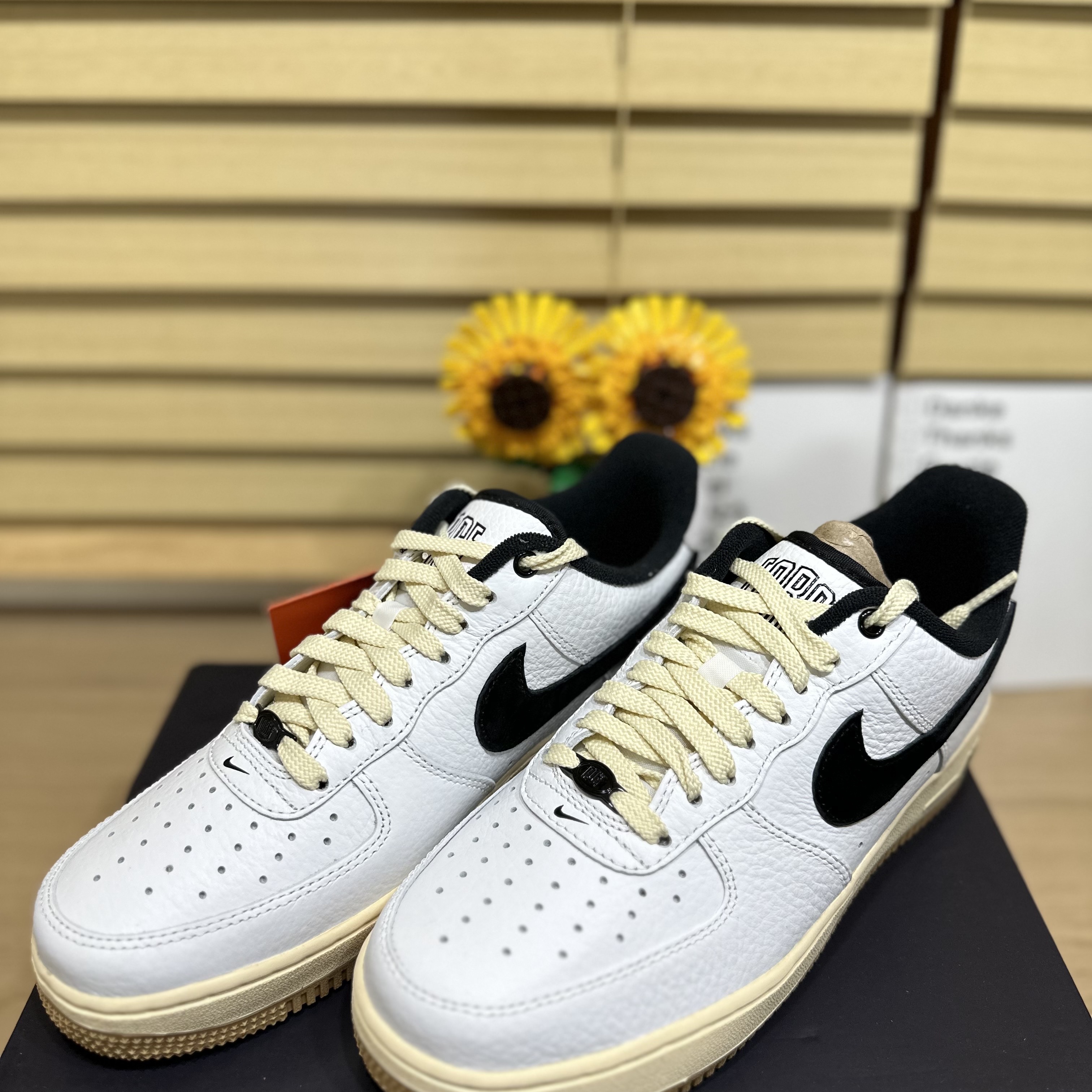 (W) Nike Air Force 1 '07 LX Black and Summit White 착용 스타일