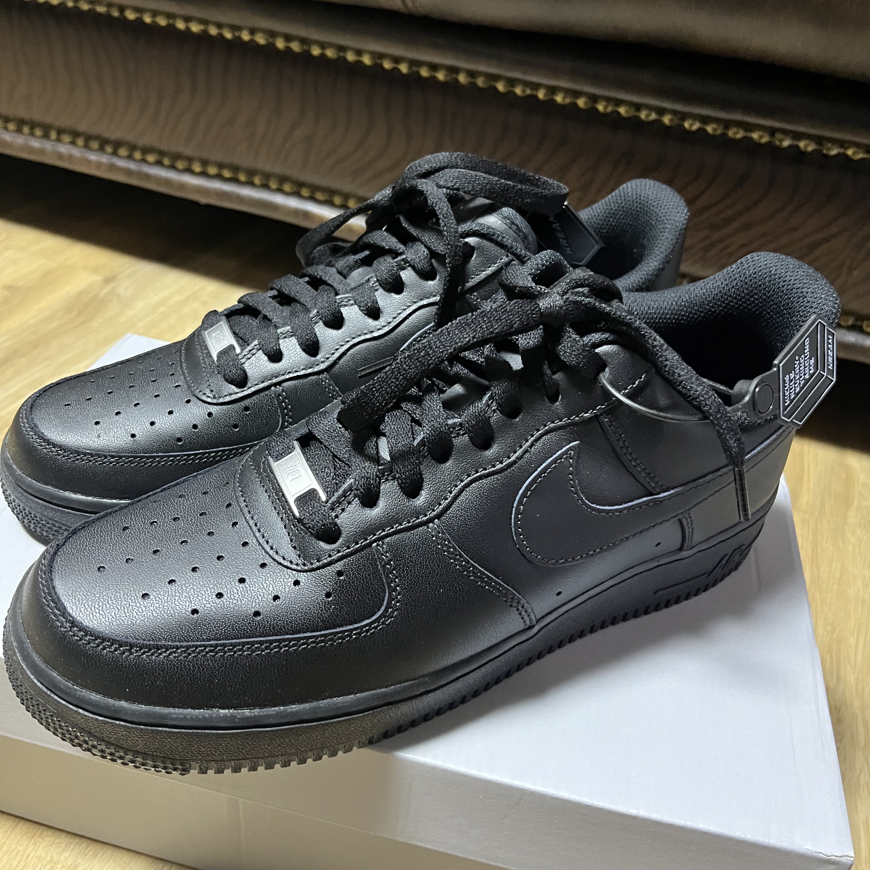 Nike Air Force 1 '07 Low Triple Black 착용 스타일 - 1