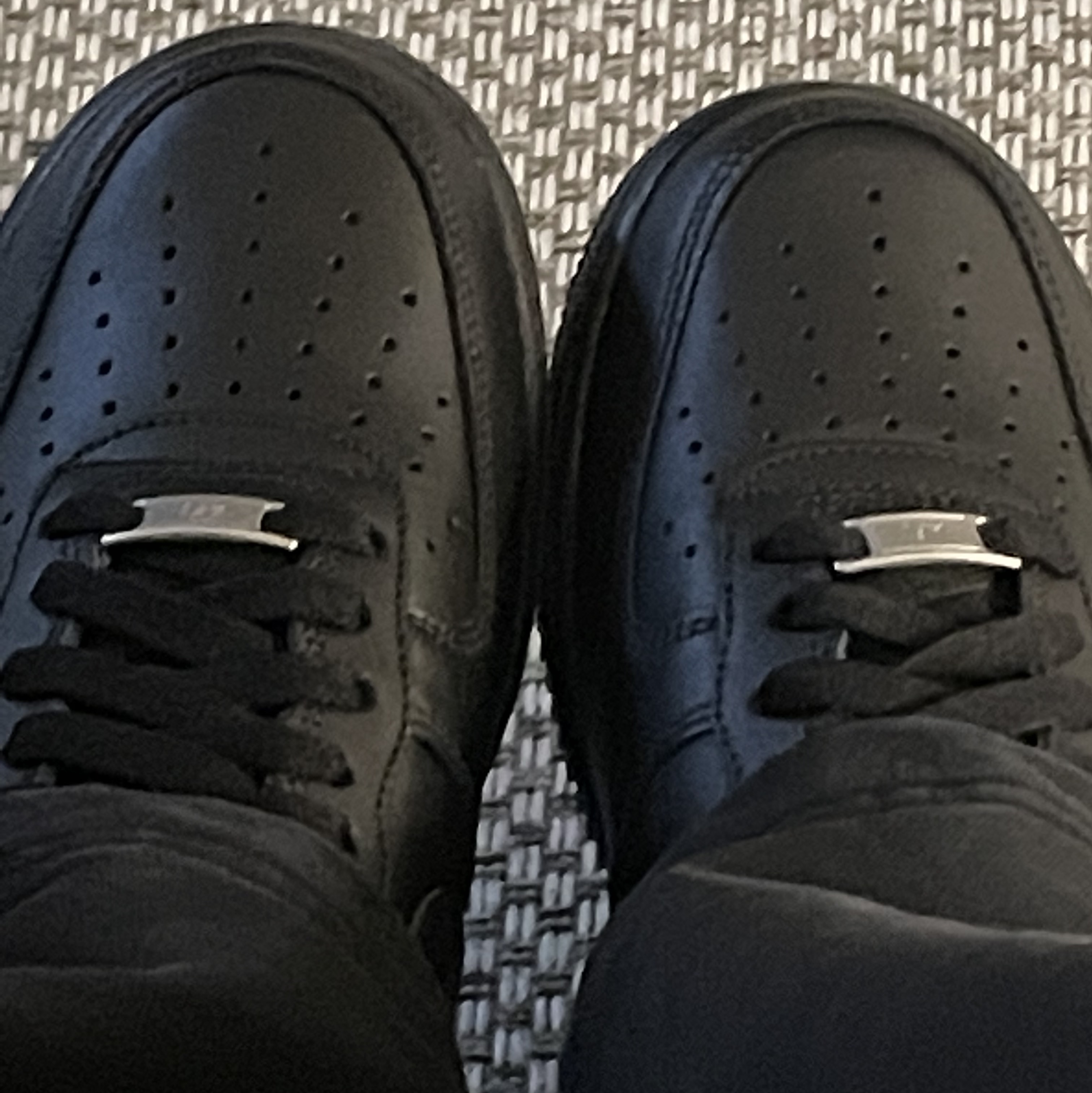 Nike Air Force 1 '07 Low Triple Black 착용 스타일 - 2