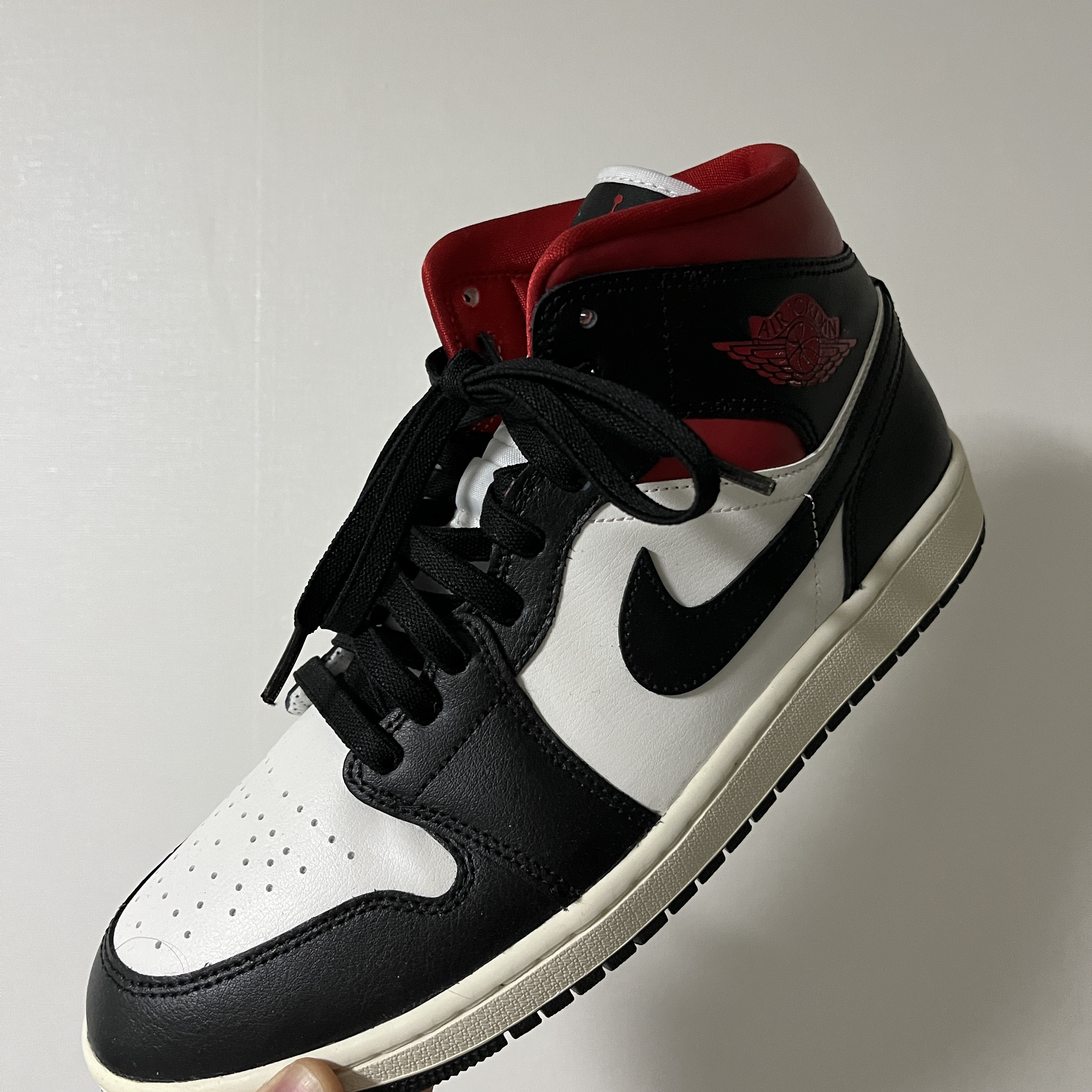 (W) Jordan 1 Mid Black Gym Red 착용 스타일 - 2