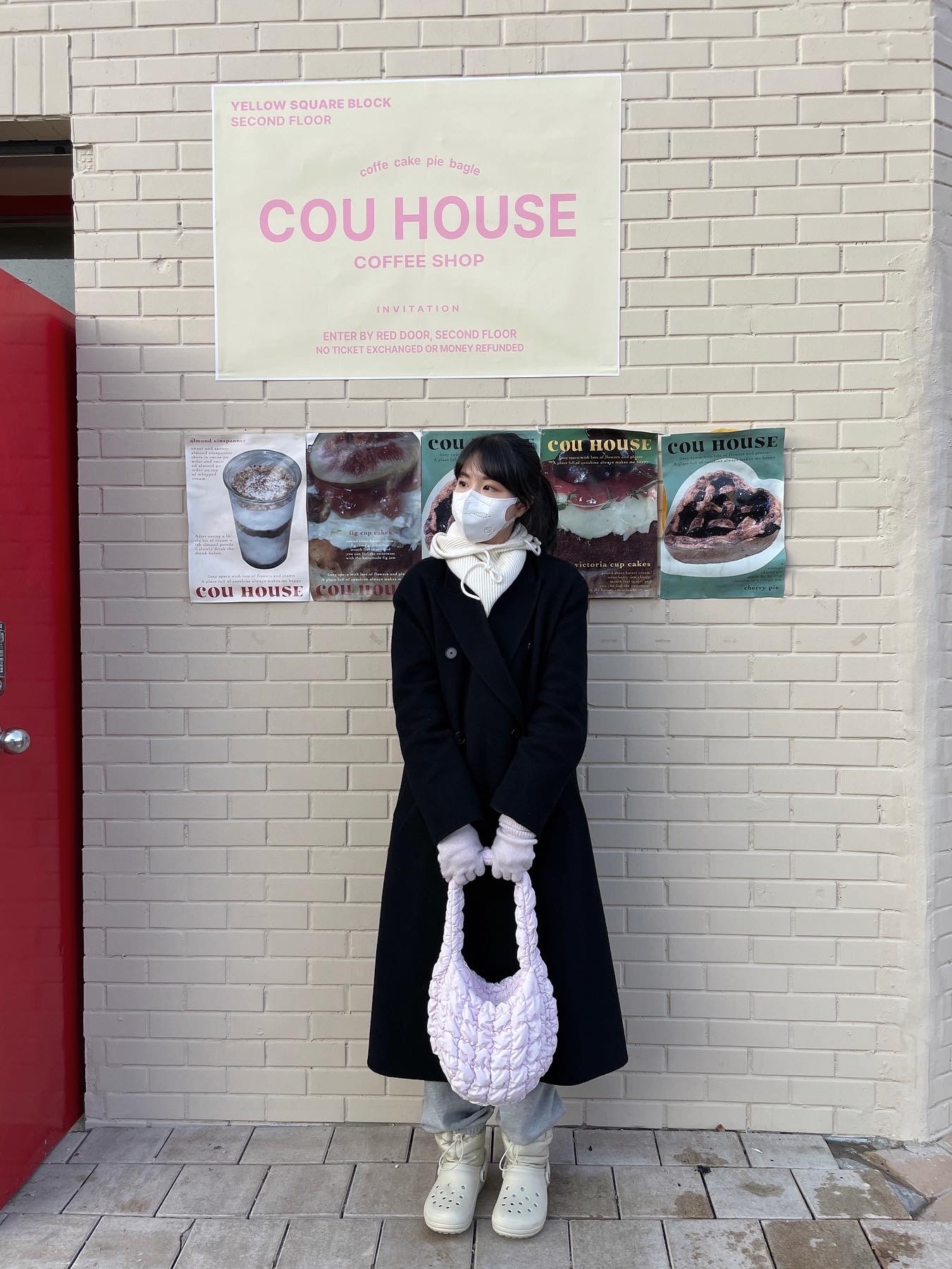 COS Quilted Mini Bag Light Pink, Crocs Classic Lined Neo Puff Boot Bone 착용 스타일 - 1