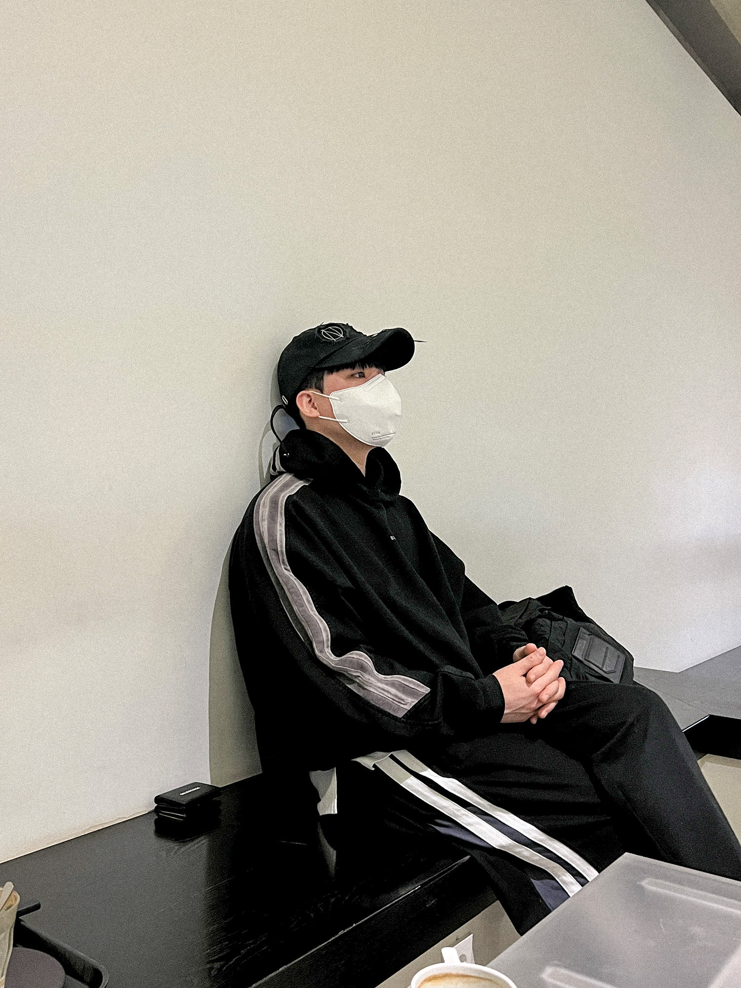 Balenciaga Sporty B Hoodie Black, Balenciaga Sporty B Track Pants Black 착용 스타일 - 2
