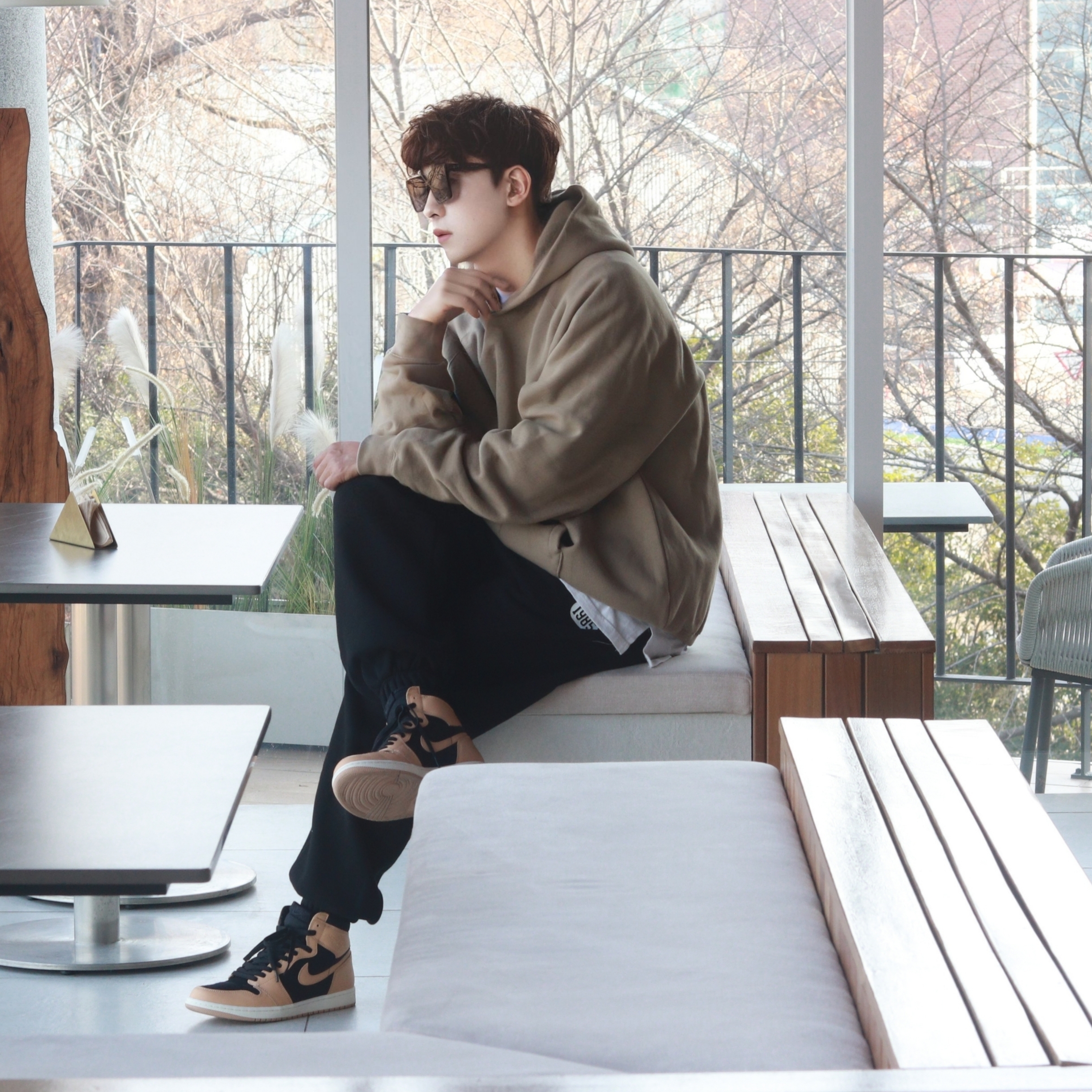 Essentials Hoodie Oak - 22SS, Jordan 1 Retro High OG Vachetta Tan 착용 스타일 - 1
