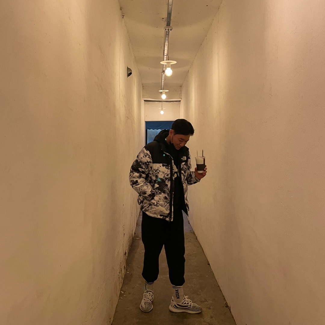 The North Face 1996 Novelty Nuptse Jacket Nutral Gray, Adidas Yeezy Boost 350 V2 Zebra 2017/2019/2020 착용 스타일