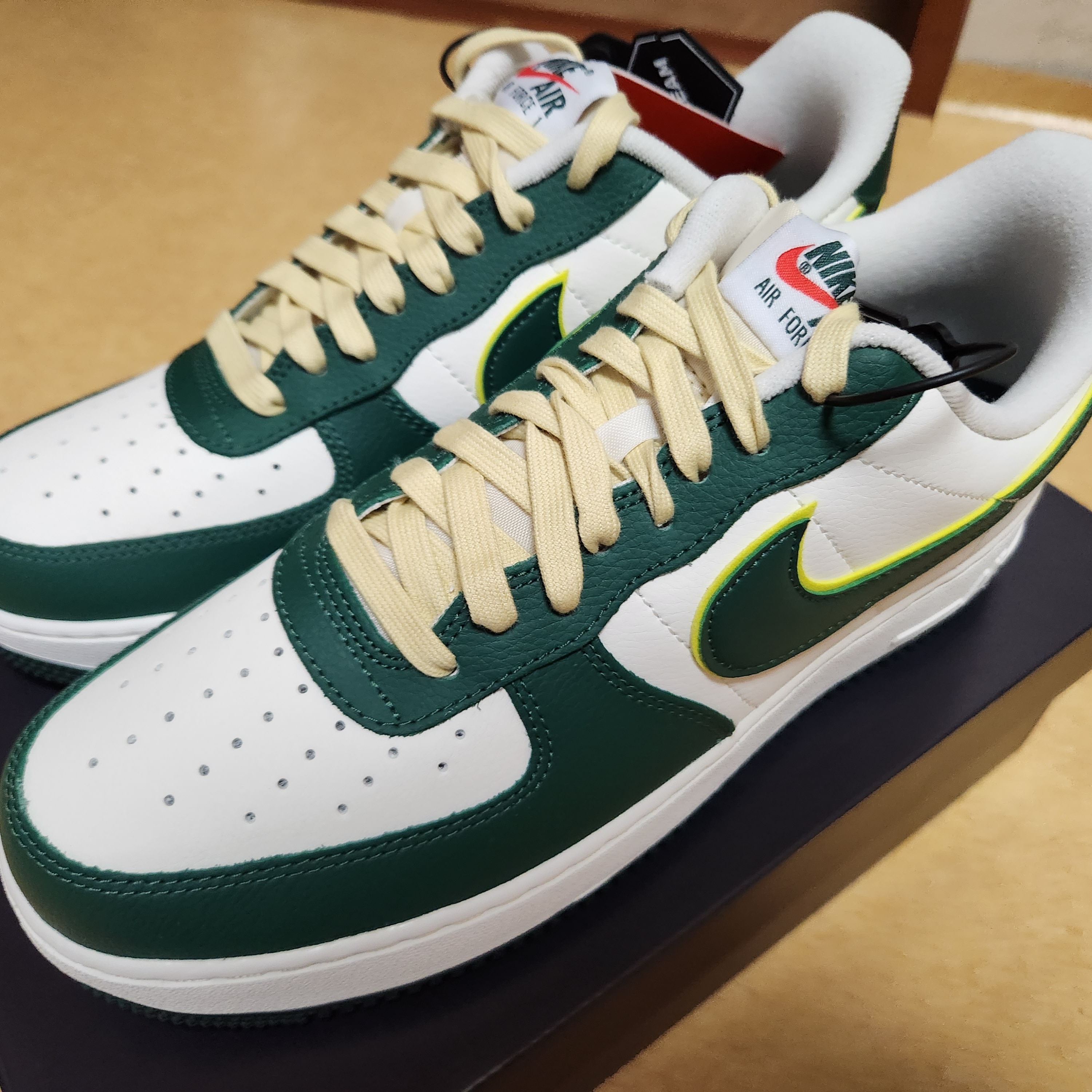 Nike Air Force 1 '07 LV8 Sail Noble Green 착용 스타일 - 1