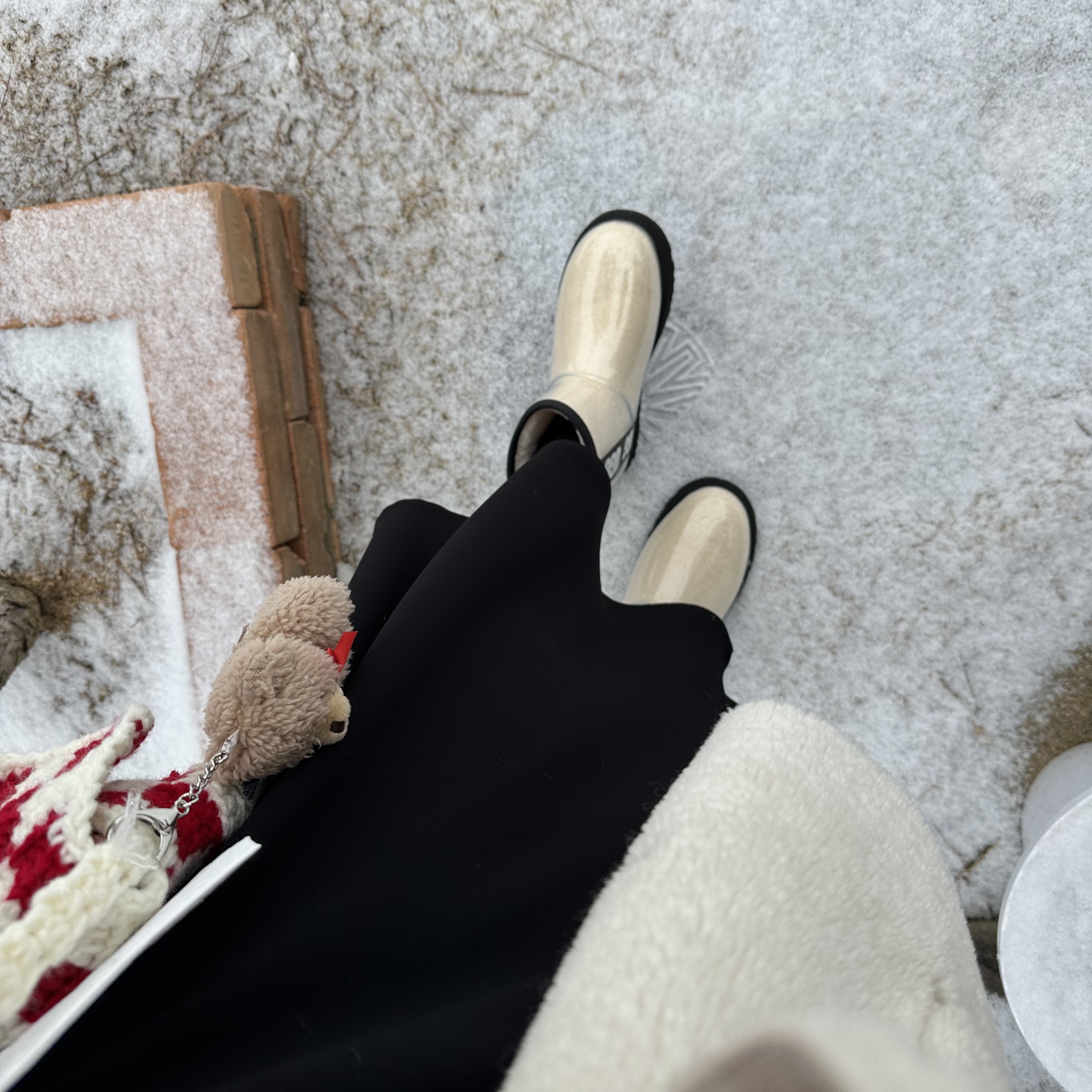 (W) UGG Classic Clear Mini Boots Natural Black, Acne Studios Narrow Wool Fringe Muffler Rose Melange 착용 스타일 - 1