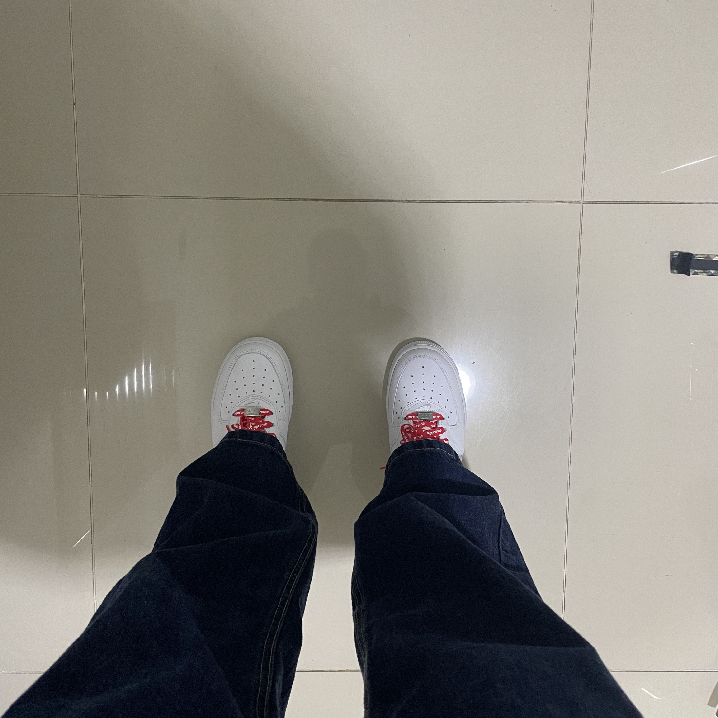Nike x Supreme Air Force 1 Low White 착용 스타일 - 1