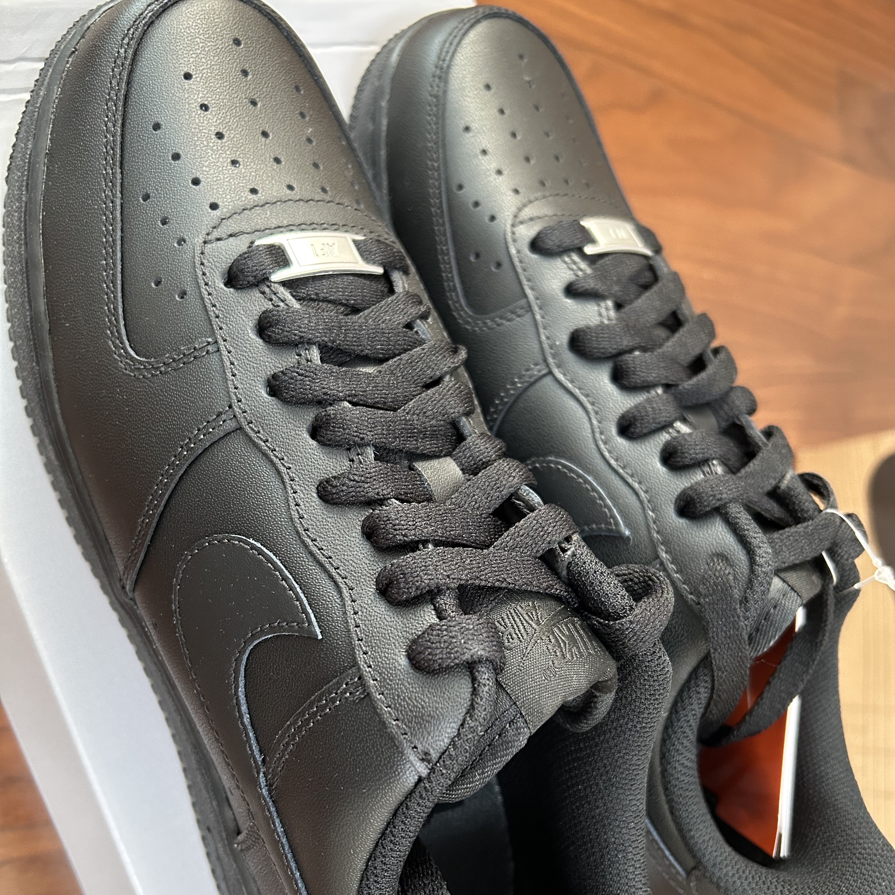 Nike Air Force 1 '07 Low Triple Black 착용 스타일 - 2