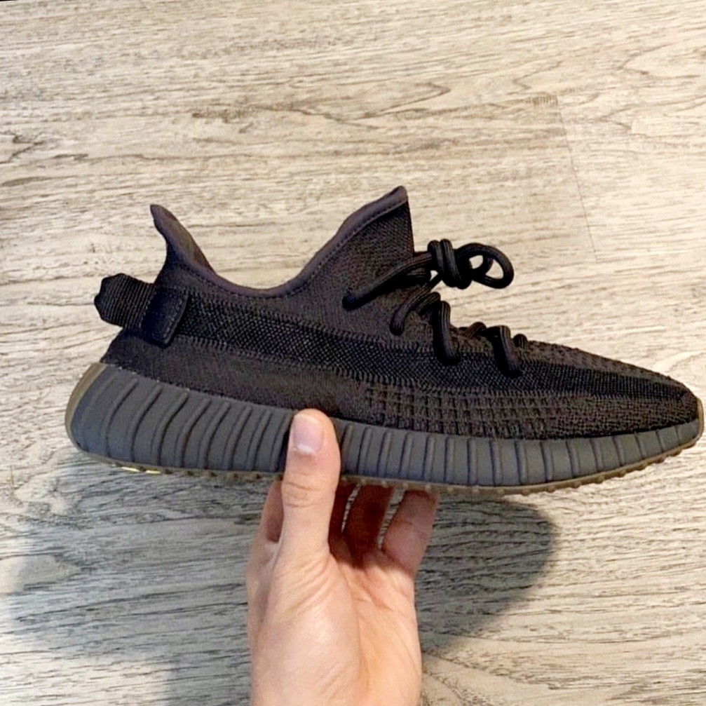 Adidas Yeezy Boost 350 V2 Cinder 착용 스타일