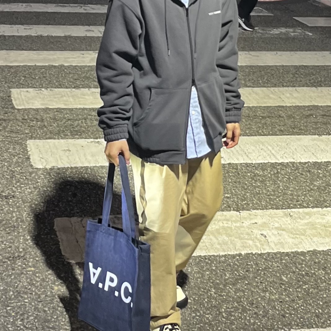 A.P.C. Laure Tote Bag Blue 착용 스타일 - 1
