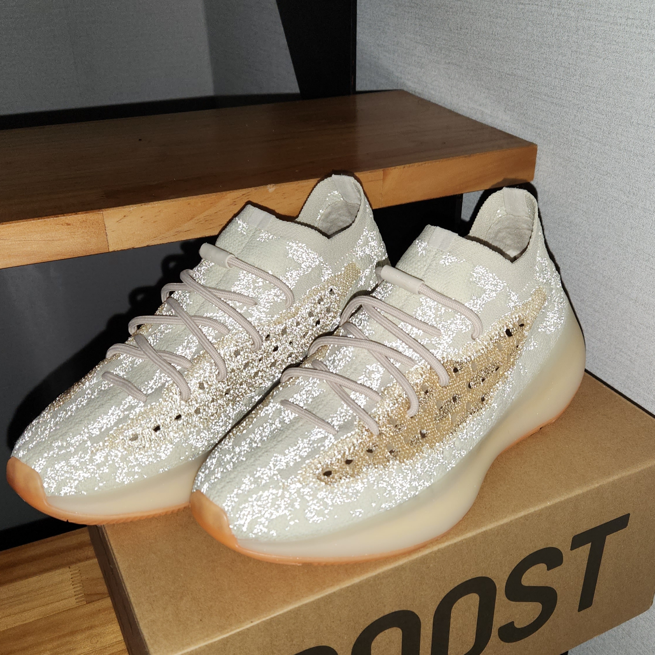 Adidas Yeezy Boost 380 Yecoraite - Reflective 착용 스타일