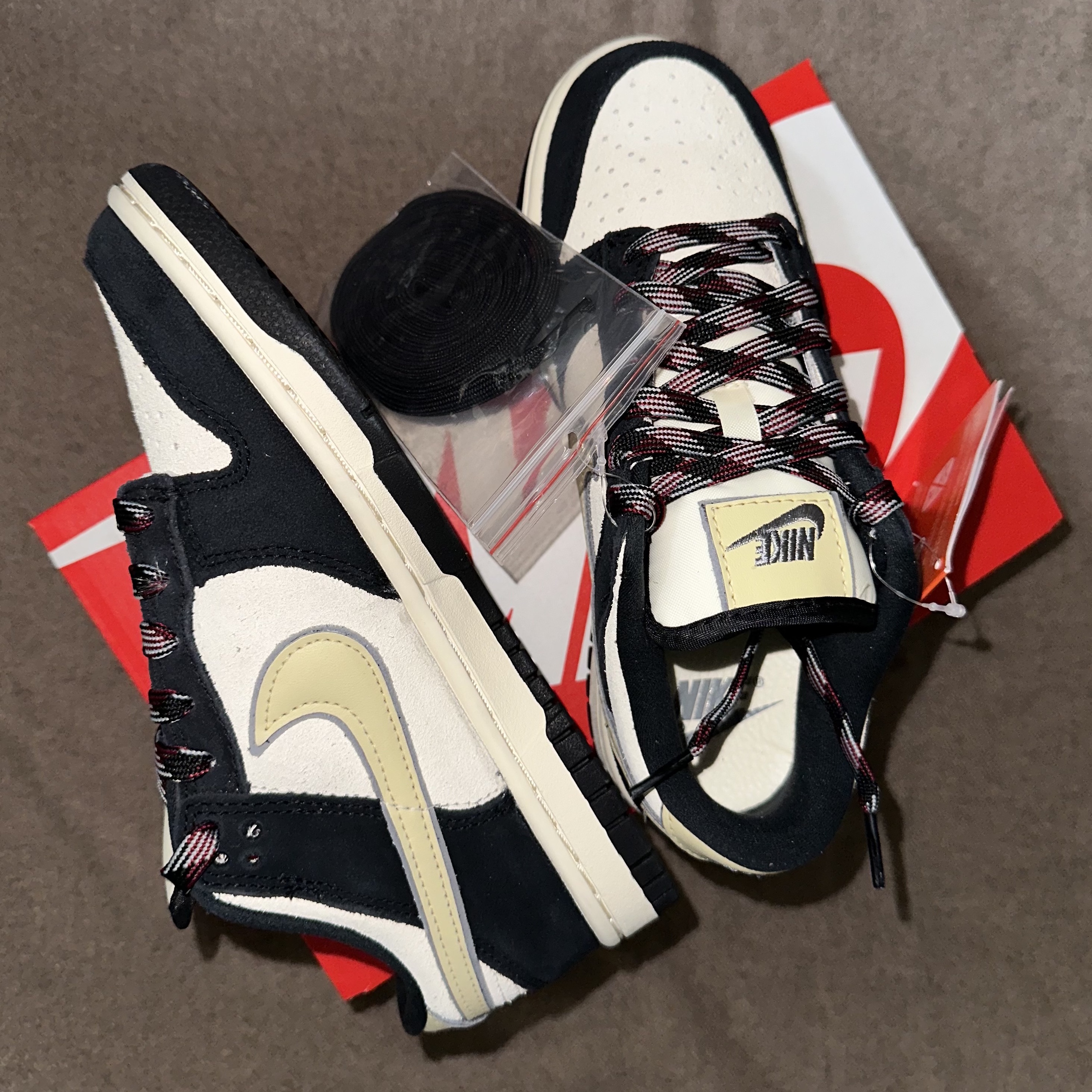 (W) Nike Dunk Low LX Black Suede 착용 스타일 - 1