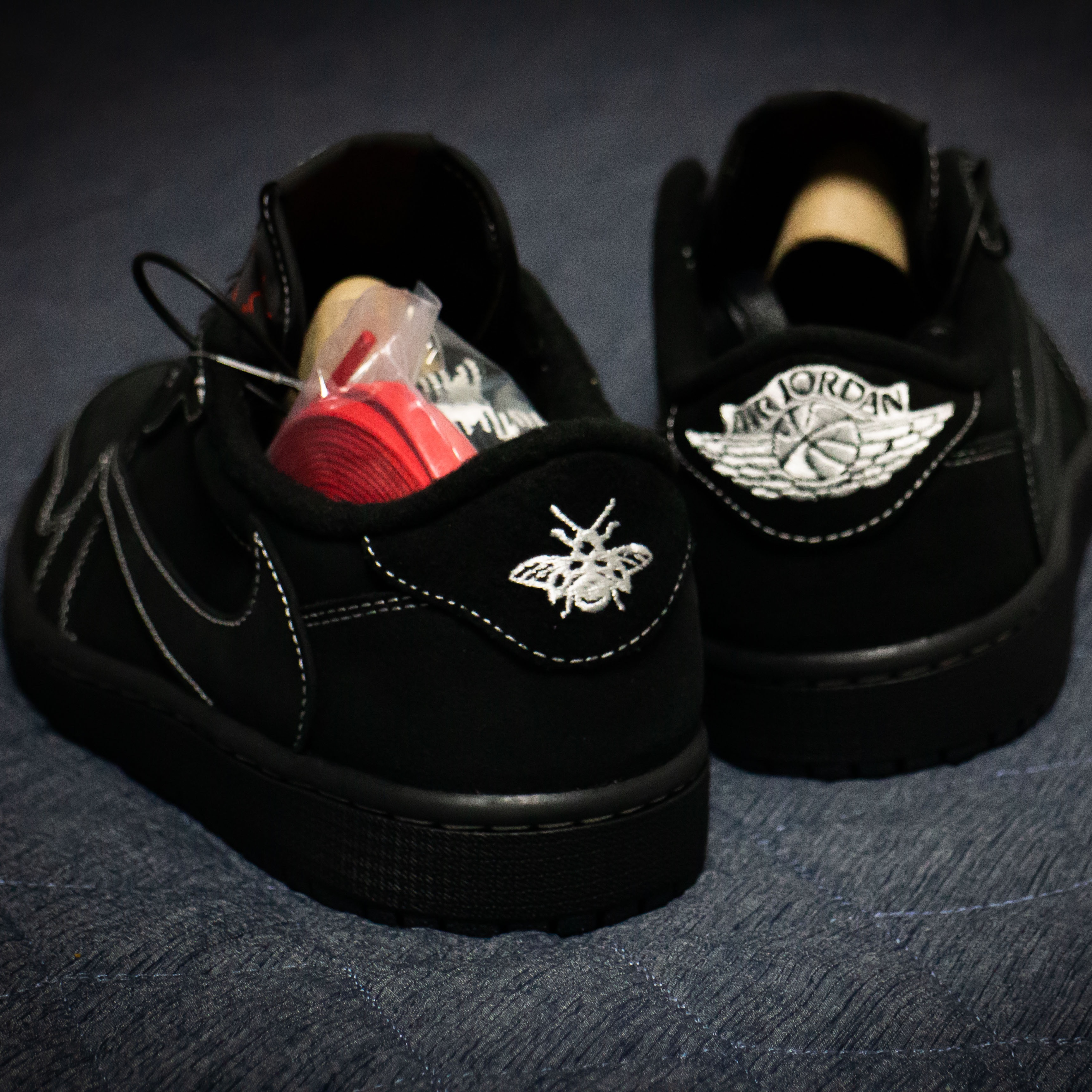 Jordan 1 x Travis Scott Retro Low OG SP Black Phantom 착용 스타일 - 3