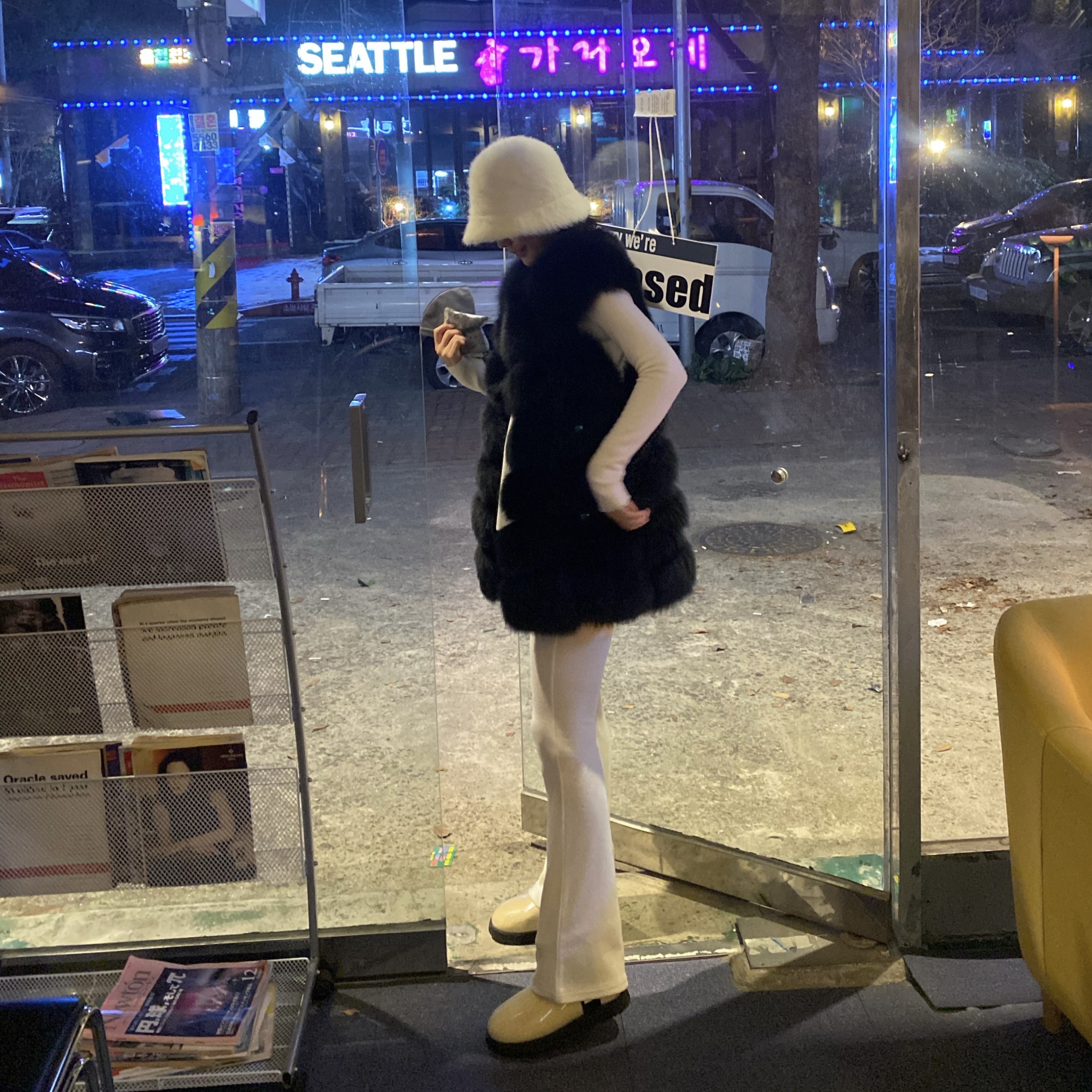(W) UGG Classic Clear Mini Boots Natural Black 착용 스타일 - 2