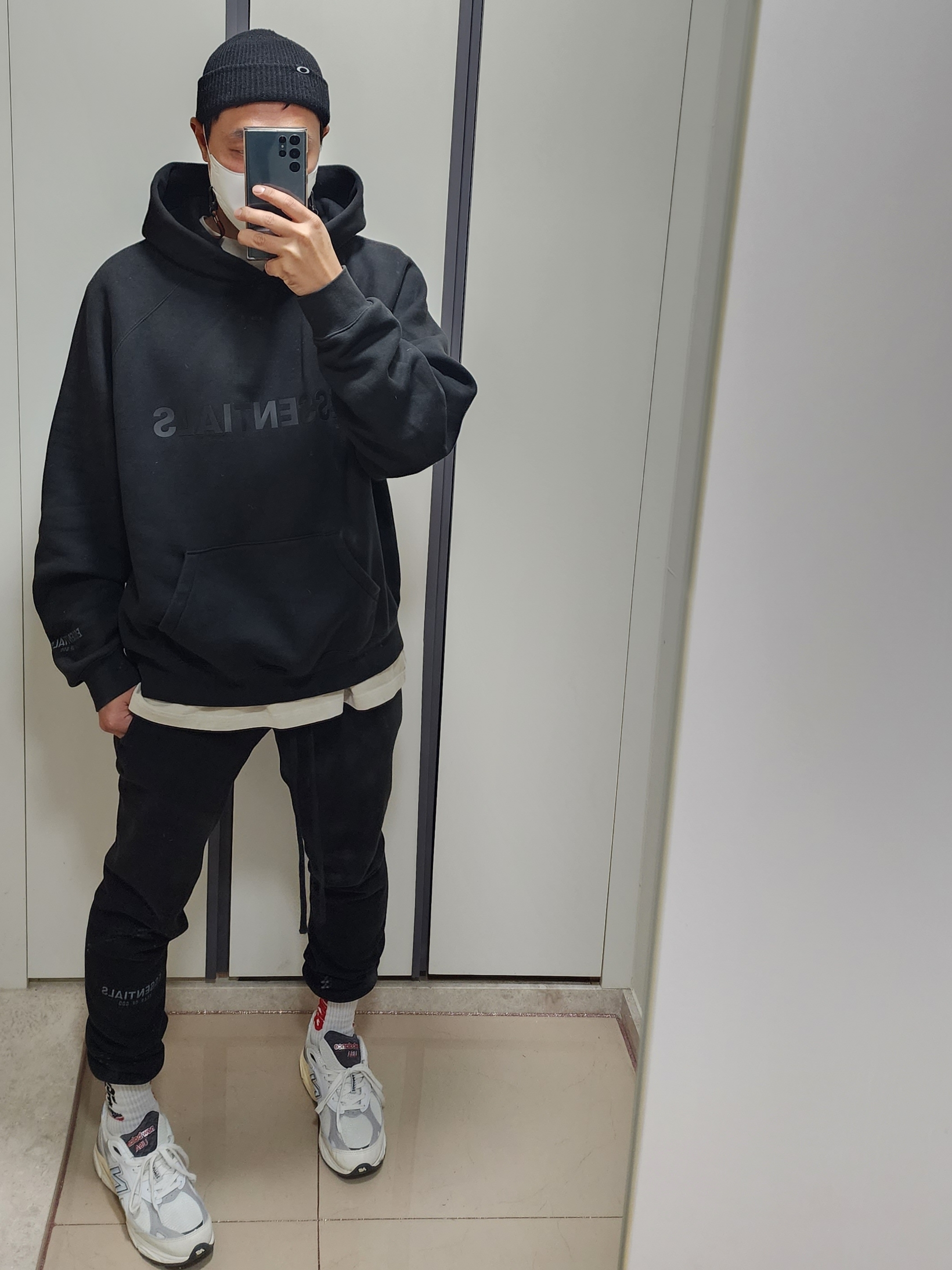 Essentials Sweatpants Dark Slate/Black 2020, Essentials 3D Silicon Applique Pullover Hoodie Dark Slate/Black 2020 착용 스타일 - 1