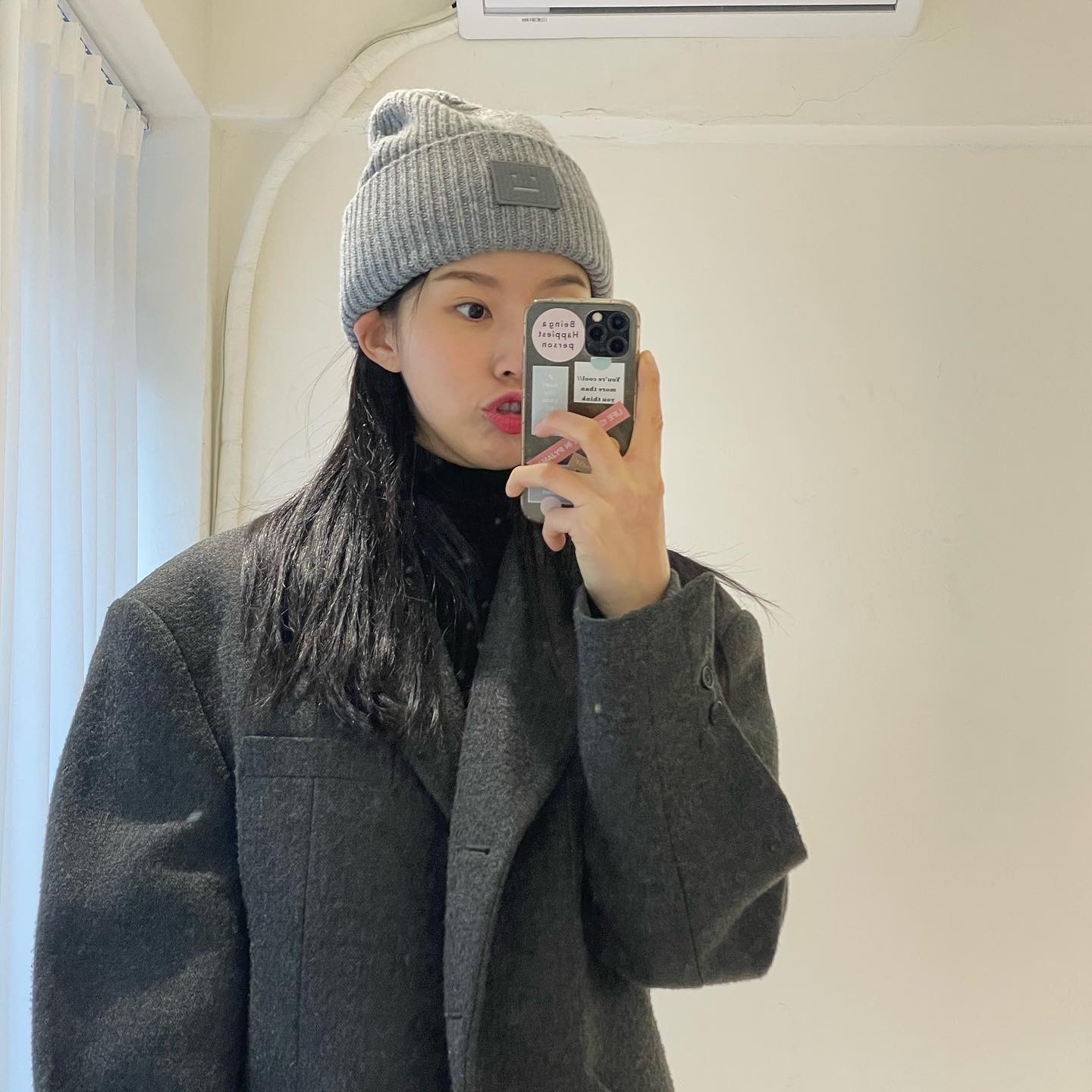 Acne Studios Large Face Logo Beanie Grey Melange 착용 스타일