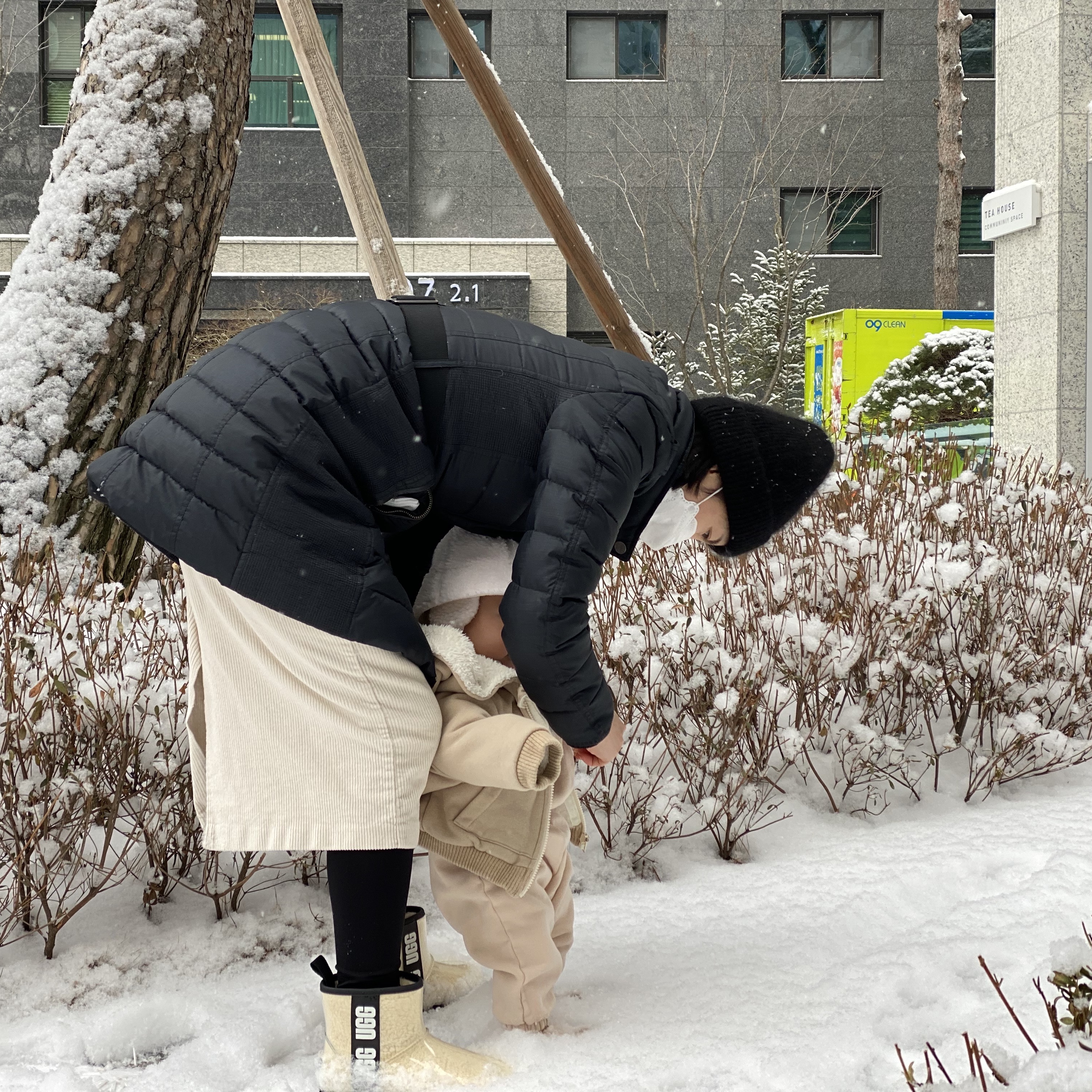 (W) UGG Classic Clear Mini Boots Natural Black 착용 스타일