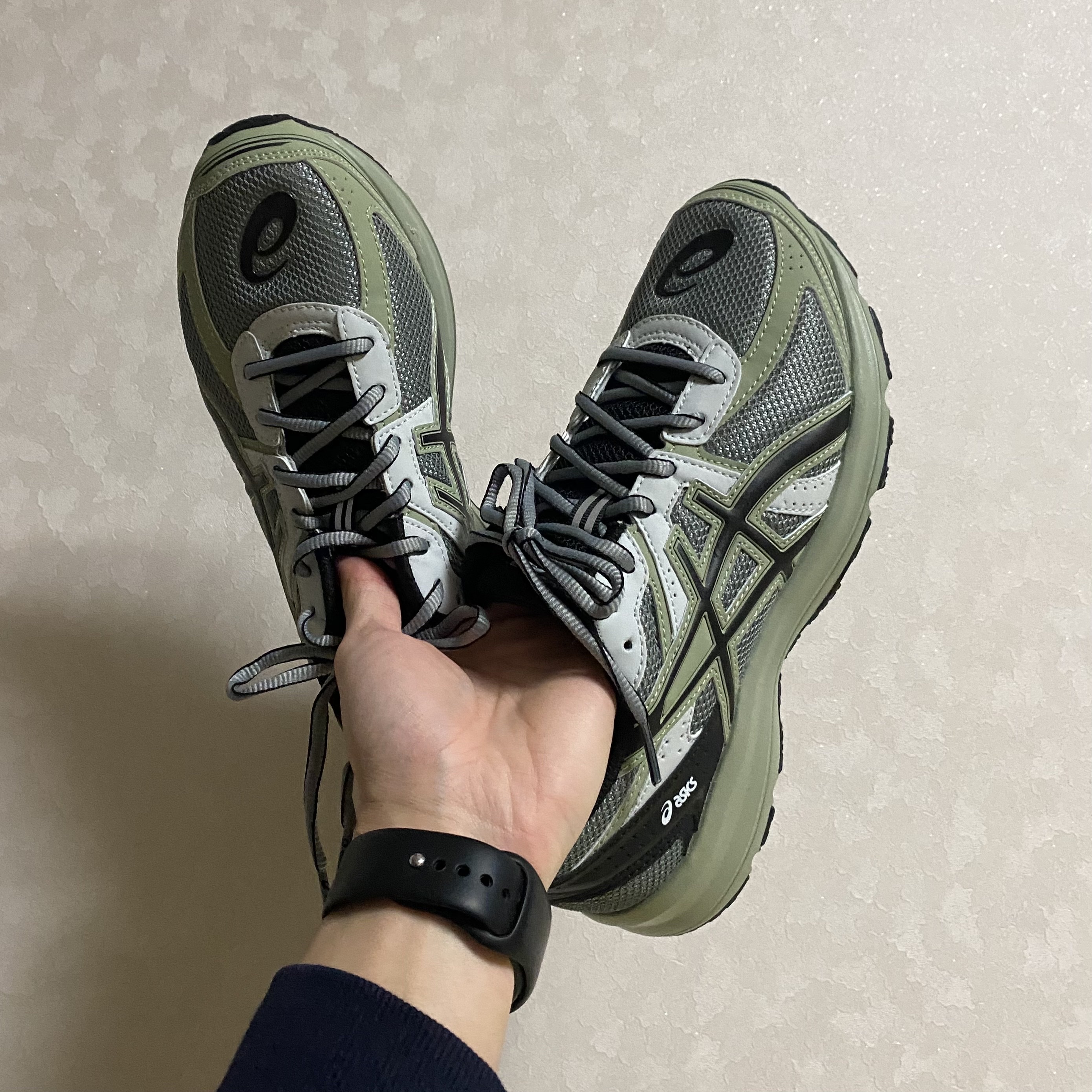 Asics Jog 100 S Sheet Rock - 2E Wide 착용 스타일 - 1