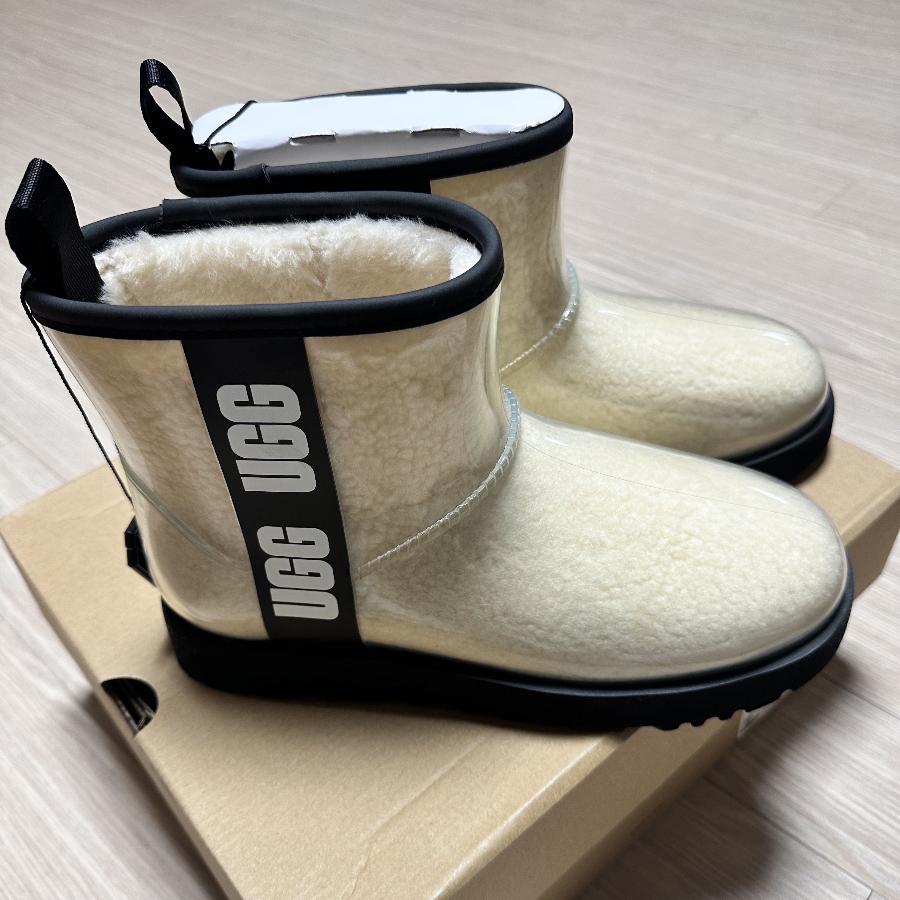(W) UGG Classic Clear Mini Boots Natural Black 착용 스타일 - 1