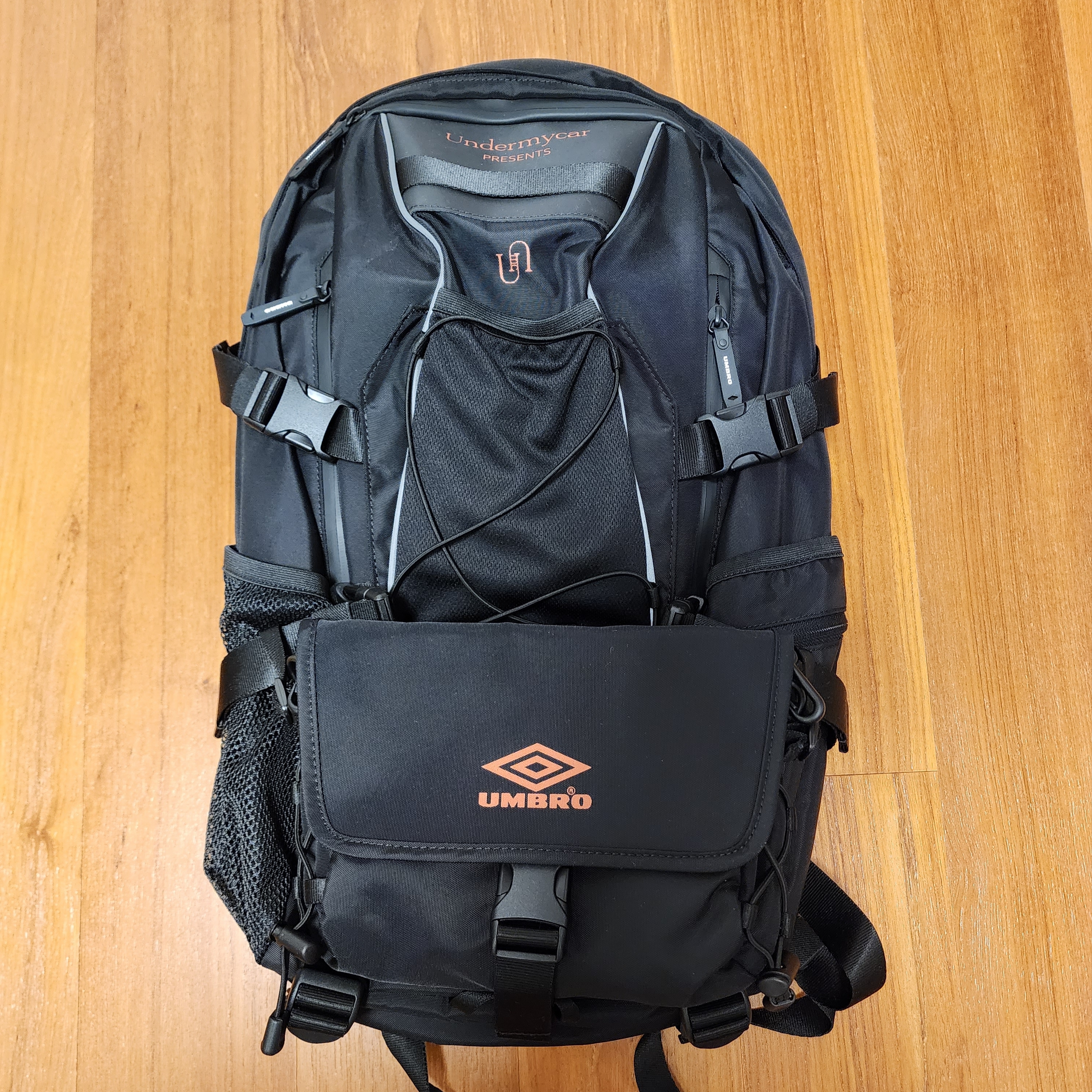 Undermycar x Umbro 2Way Backpack Black 착용 스타일 - 1