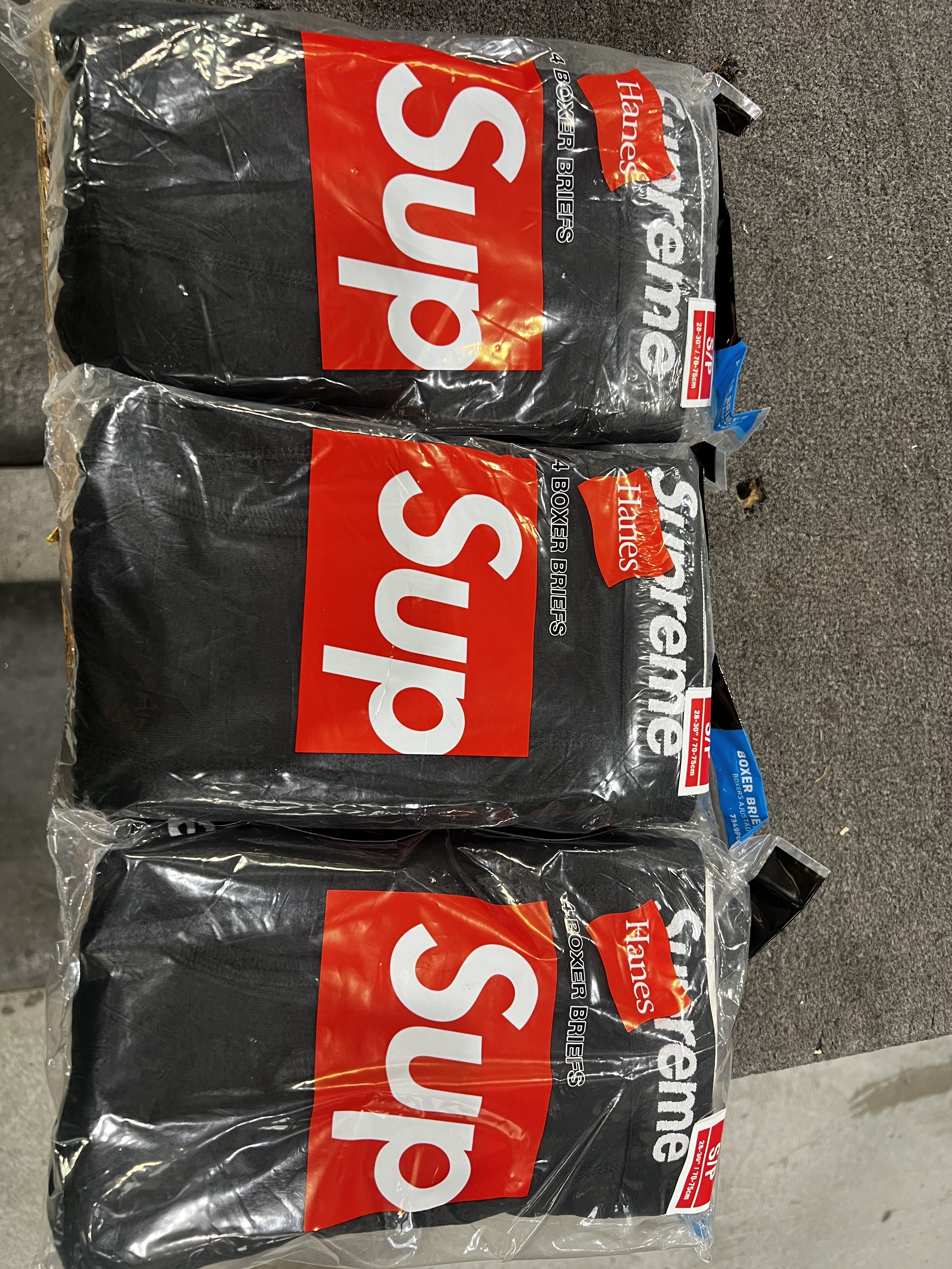 Supreme Hanes Boxer Briefs Black (4 Pack) 착용 스타일