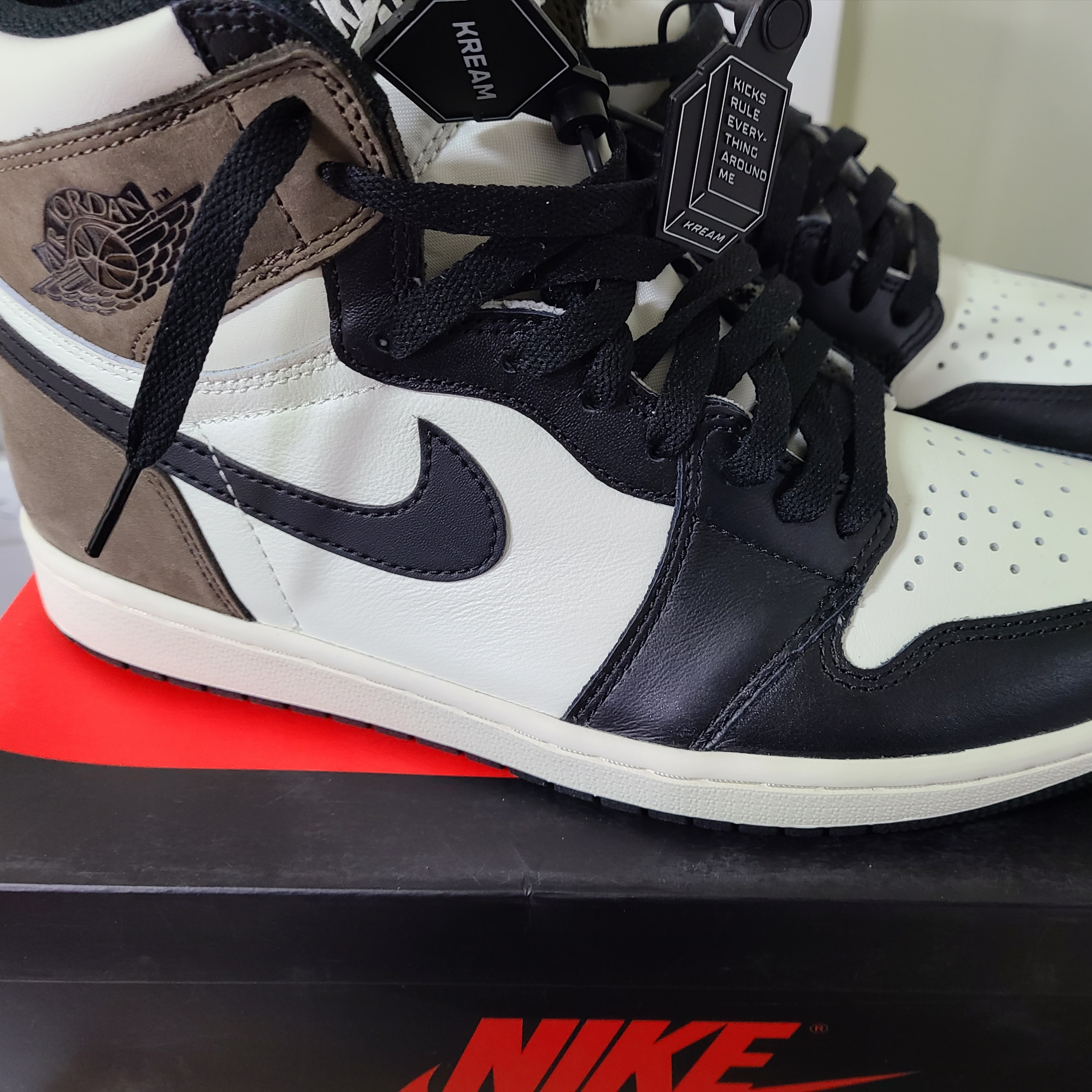 Jordan 1 Retro High OG Black Mocha 착용 스타일