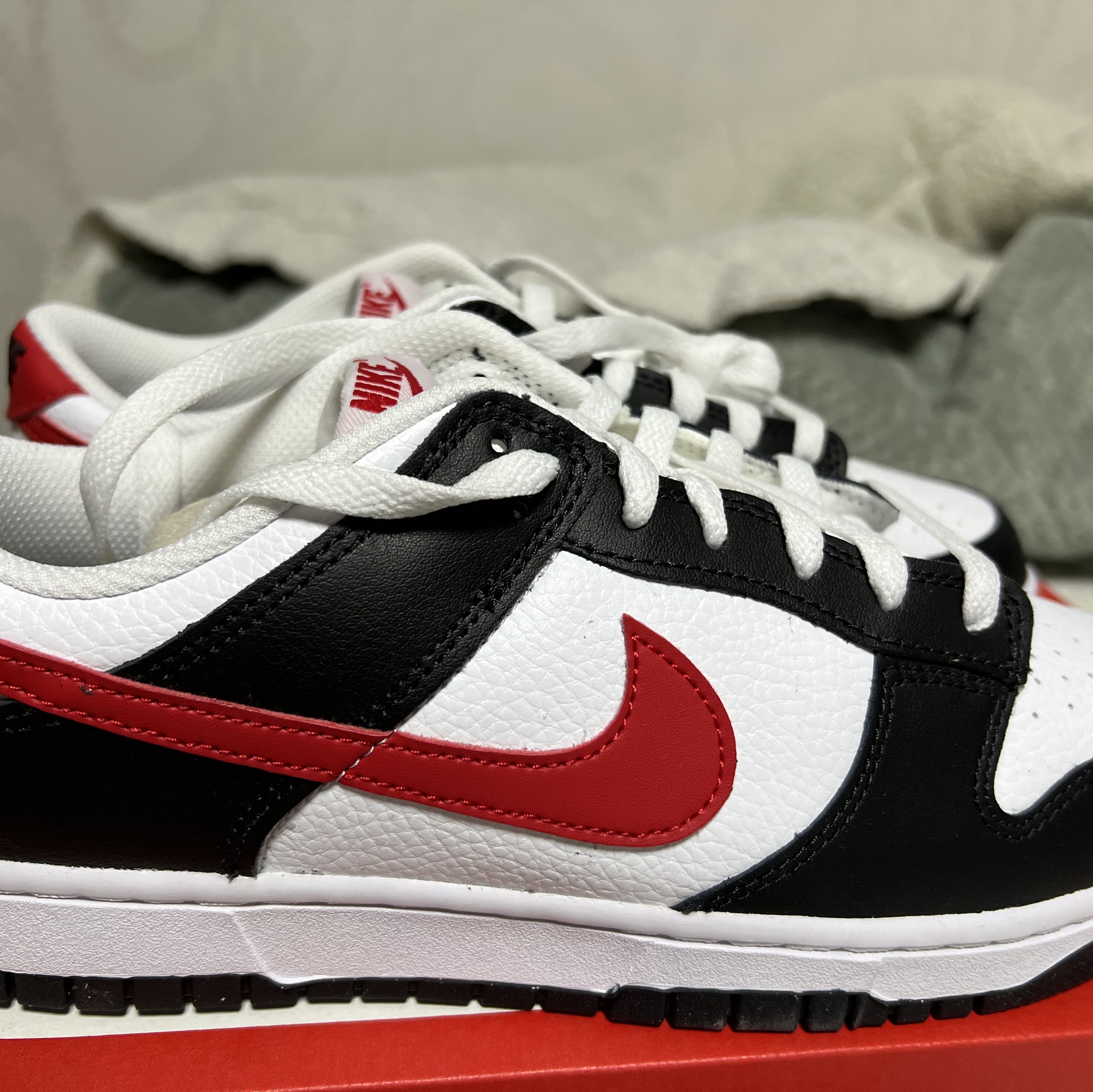 Nike Dunk Low Retro Black University Red 착용 스타일 - 2
