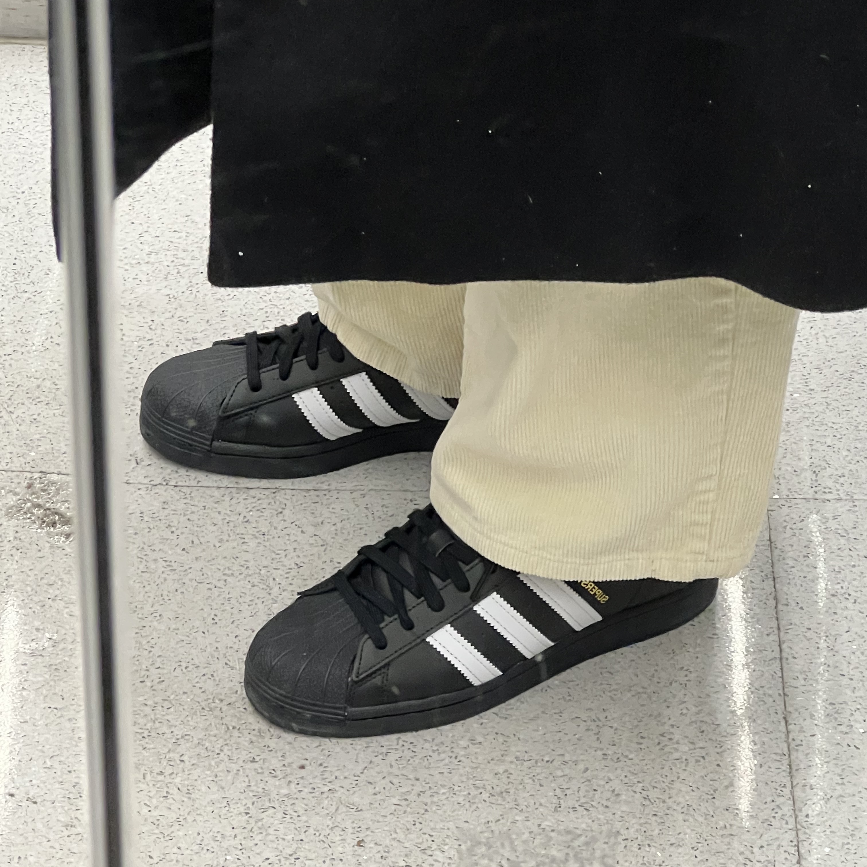 Adidas Superstar Core Black White 착용 스타일