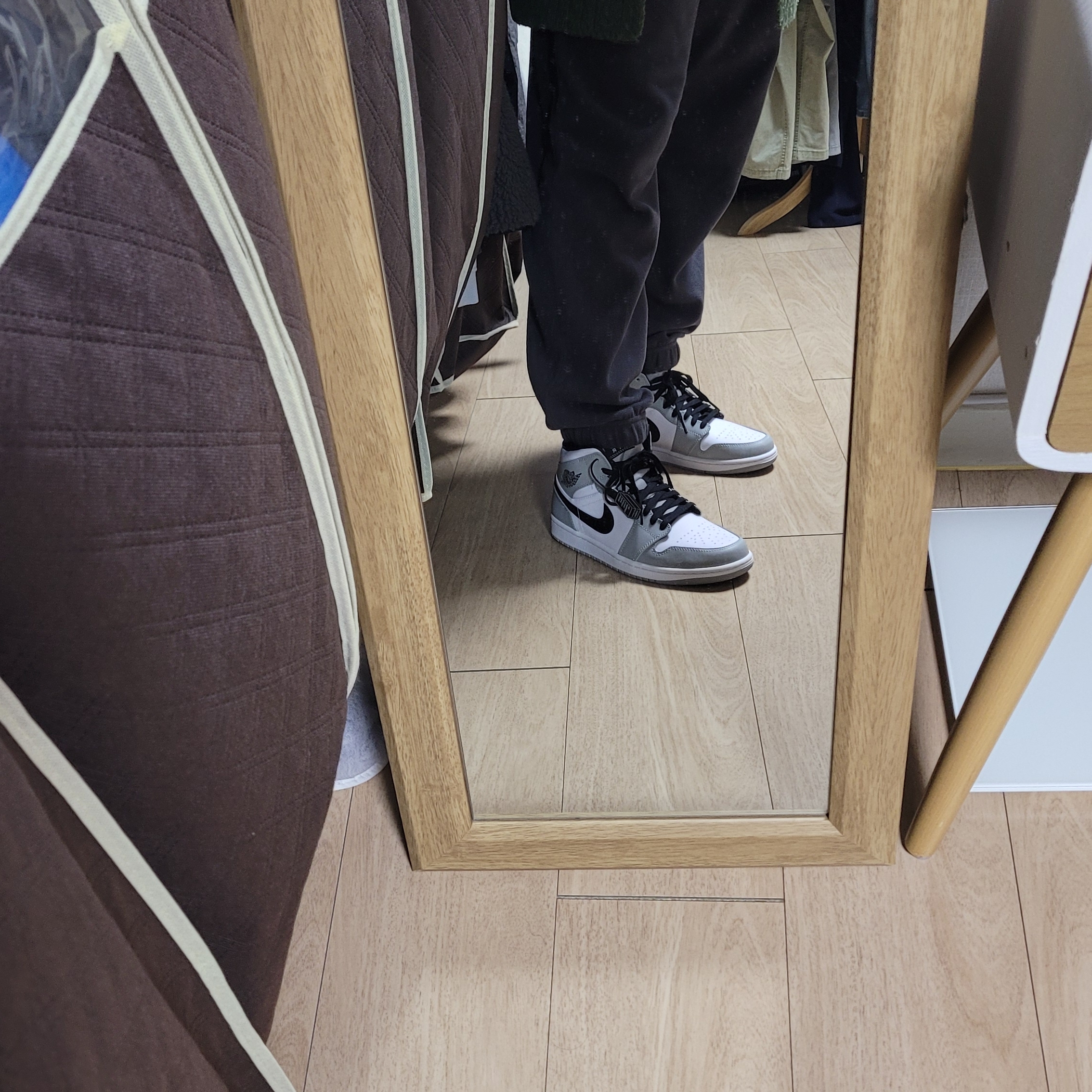 Jordan 1 Mid Light Smoke Grey 착용 스타일 - 1