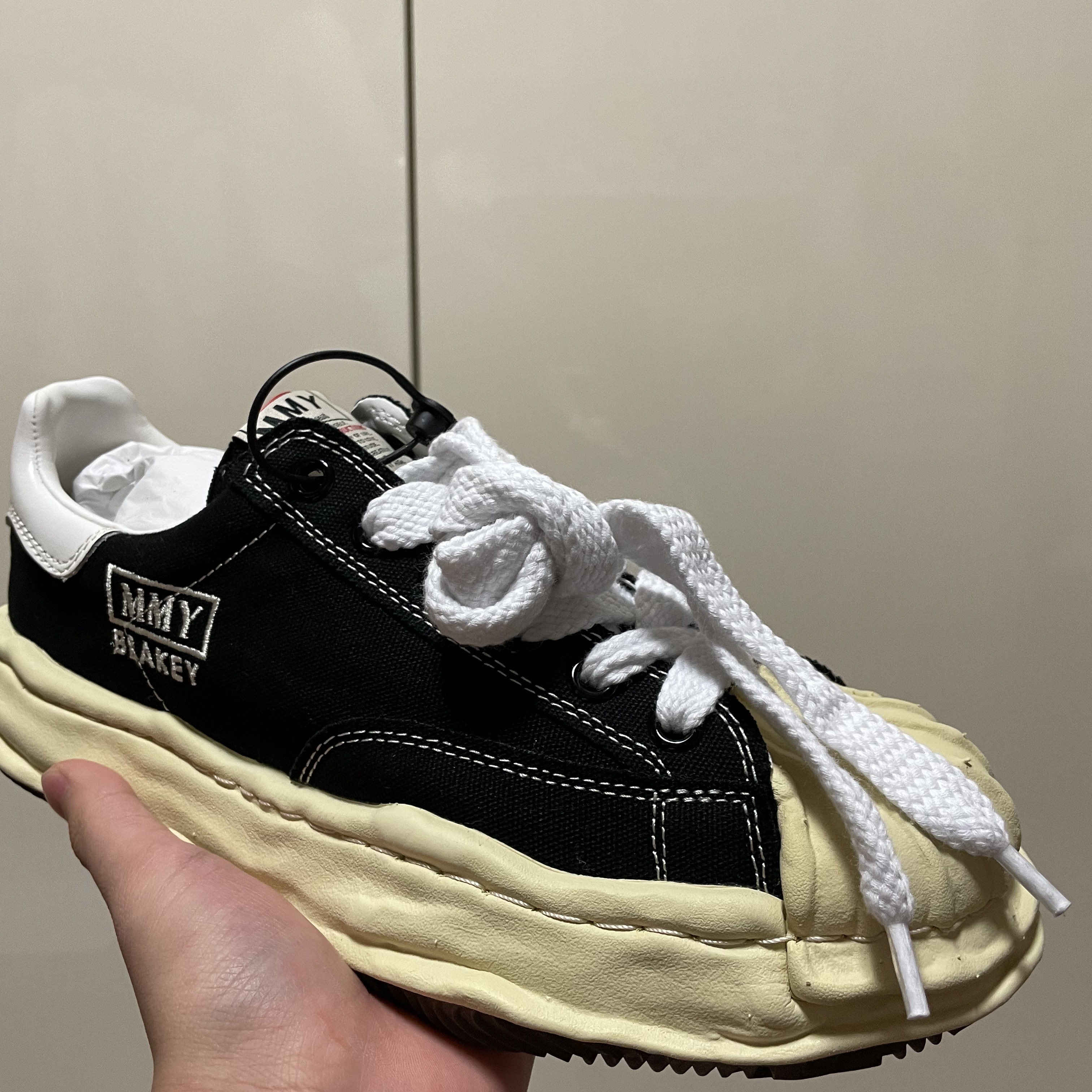 Maison Mihara Yasuhiro Blakey VL OG Sole Canvas Low-top Sneakers Black 착용 스타일 - 2