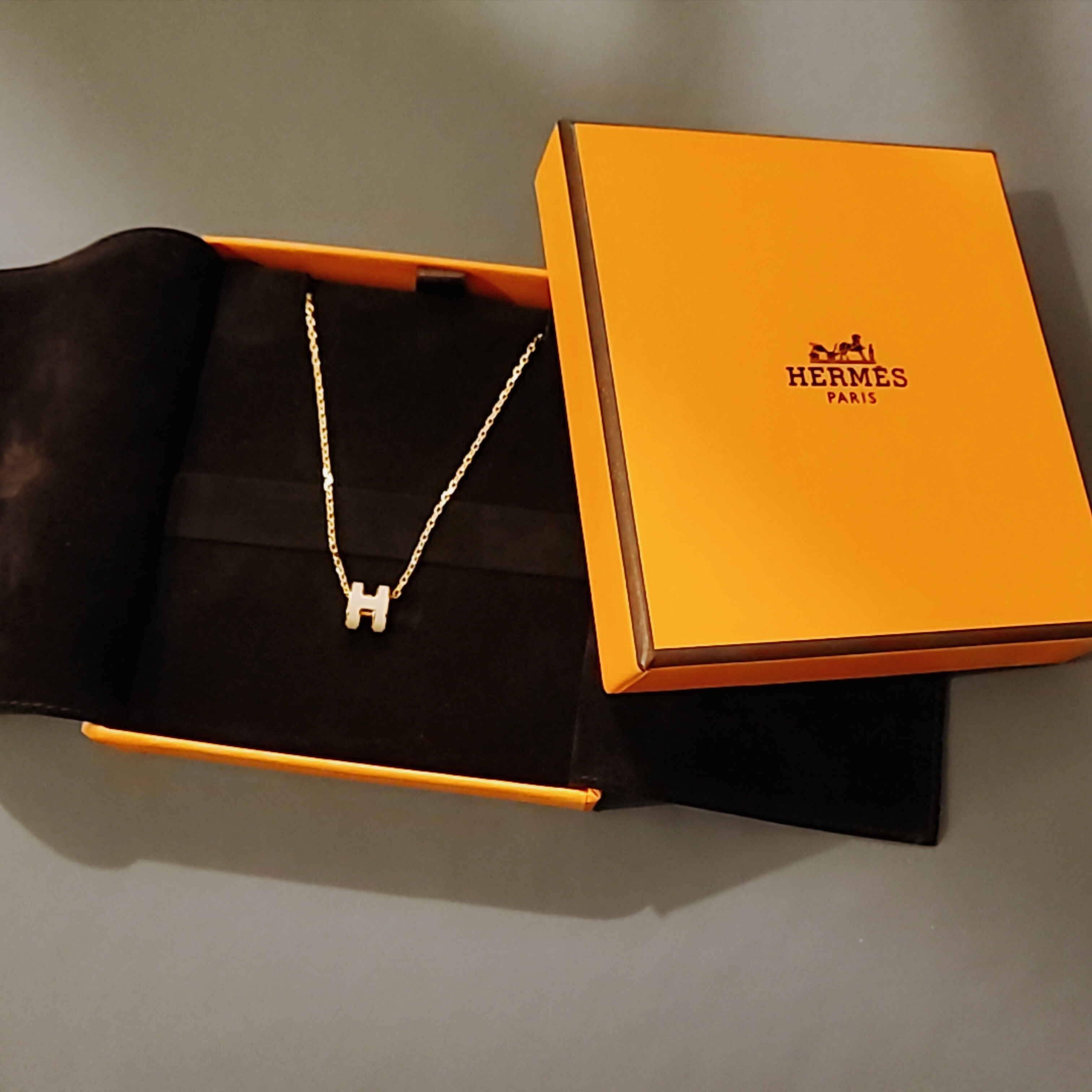 (W) Hermes Mini Pop H Pendant Rose Gold & Blanc 착용 스타일