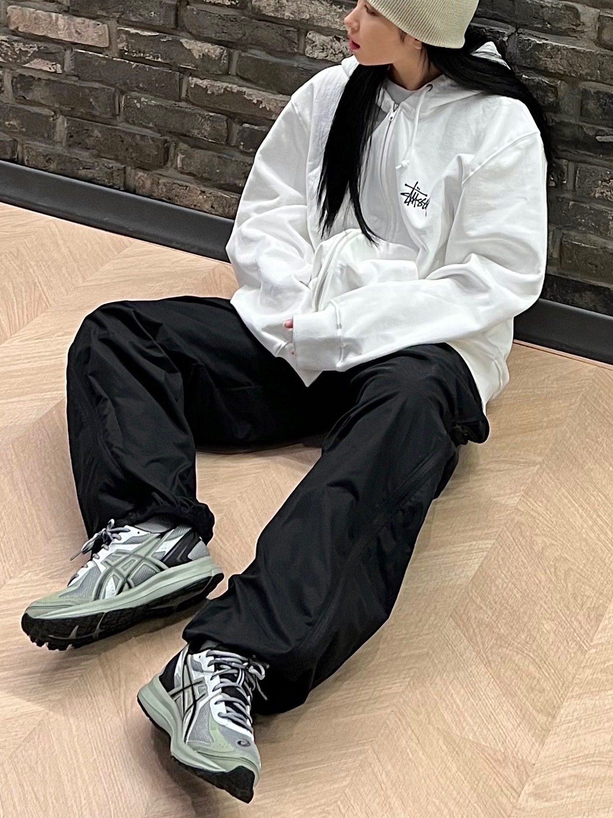 Asics Jog 100 S Sheet Rock - 2E Wide, Stussy Bio Washed Big Logo Low Pro Cap Charcoal 착용 스타일 - 2